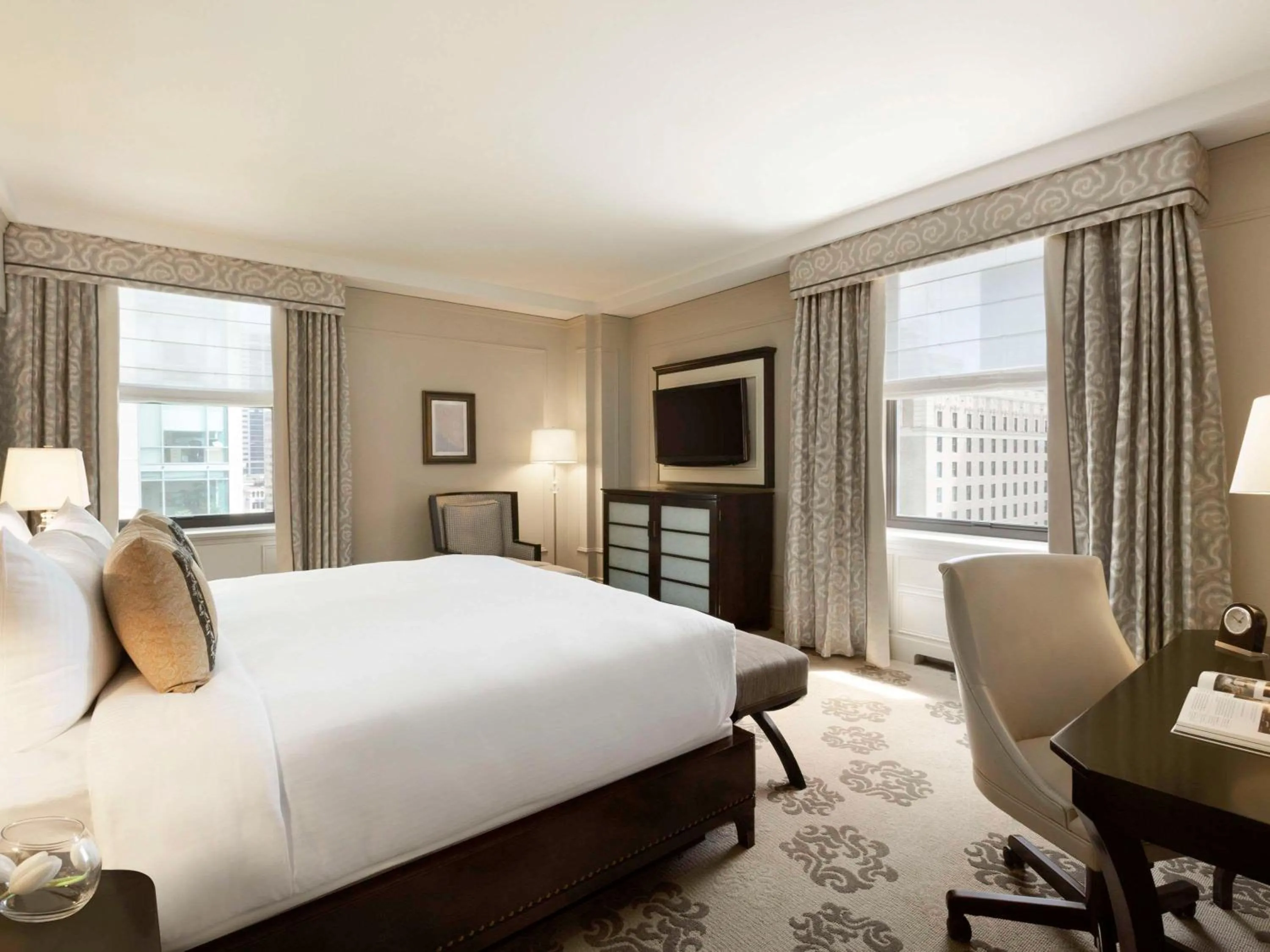 Deluxe Corner Room with King Bed in Fairmont Hotel Vancouver