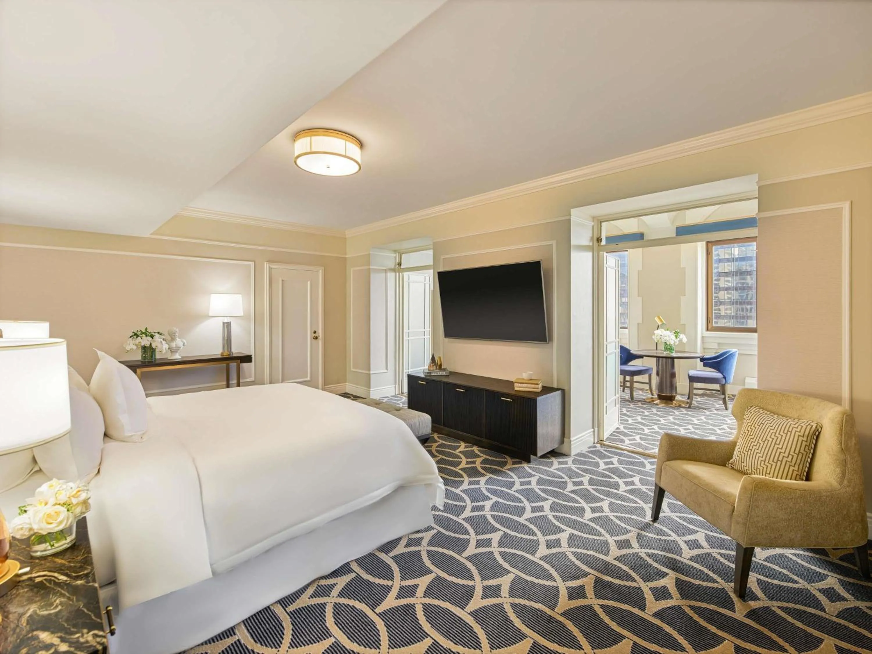 Bedroom, Bed in Fairmont Hotel Vancouver