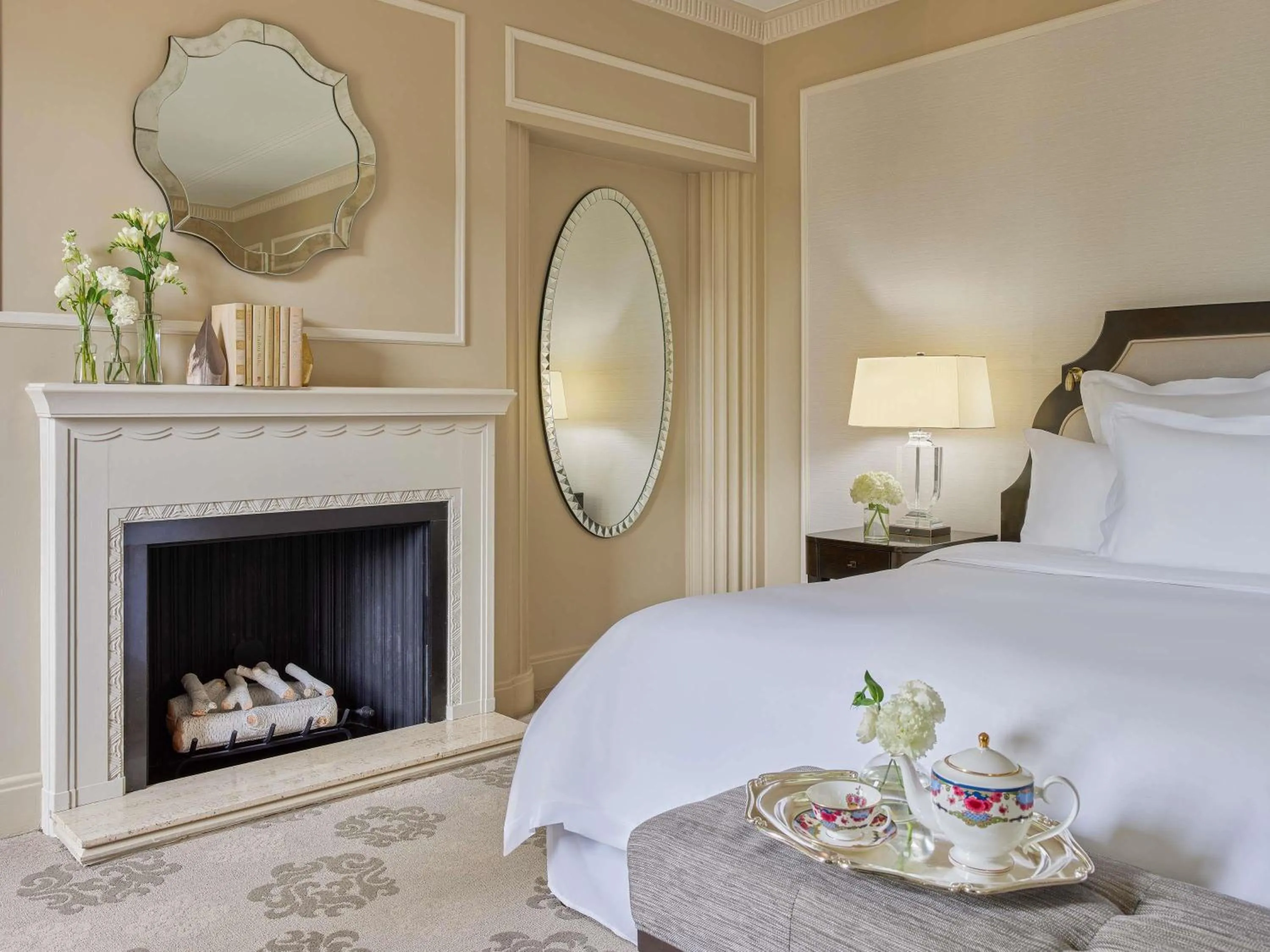 Bedroom, Bed in Fairmont Hotel Vancouver