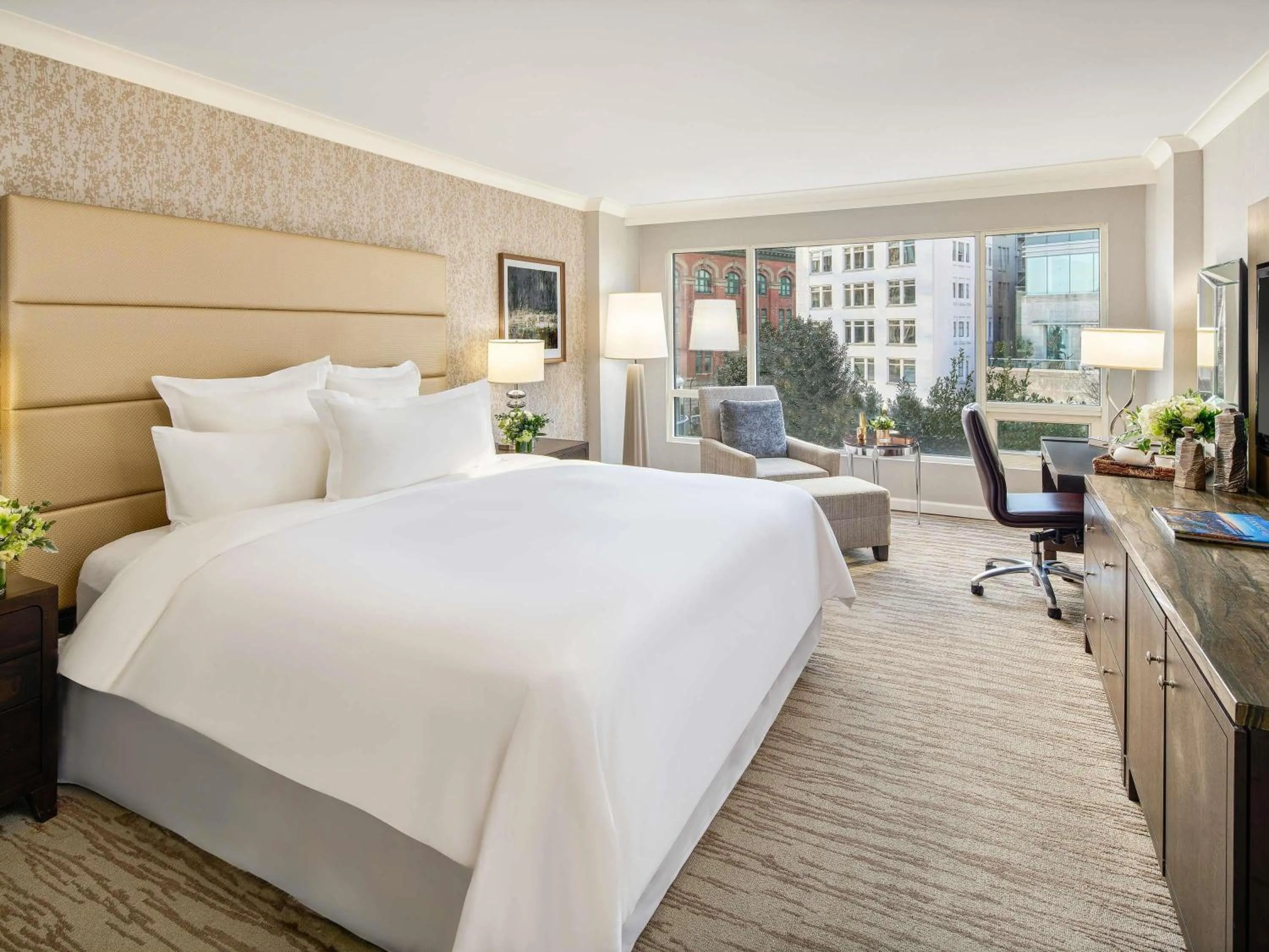 Bedroom, Bed in Fairmont Waterfront