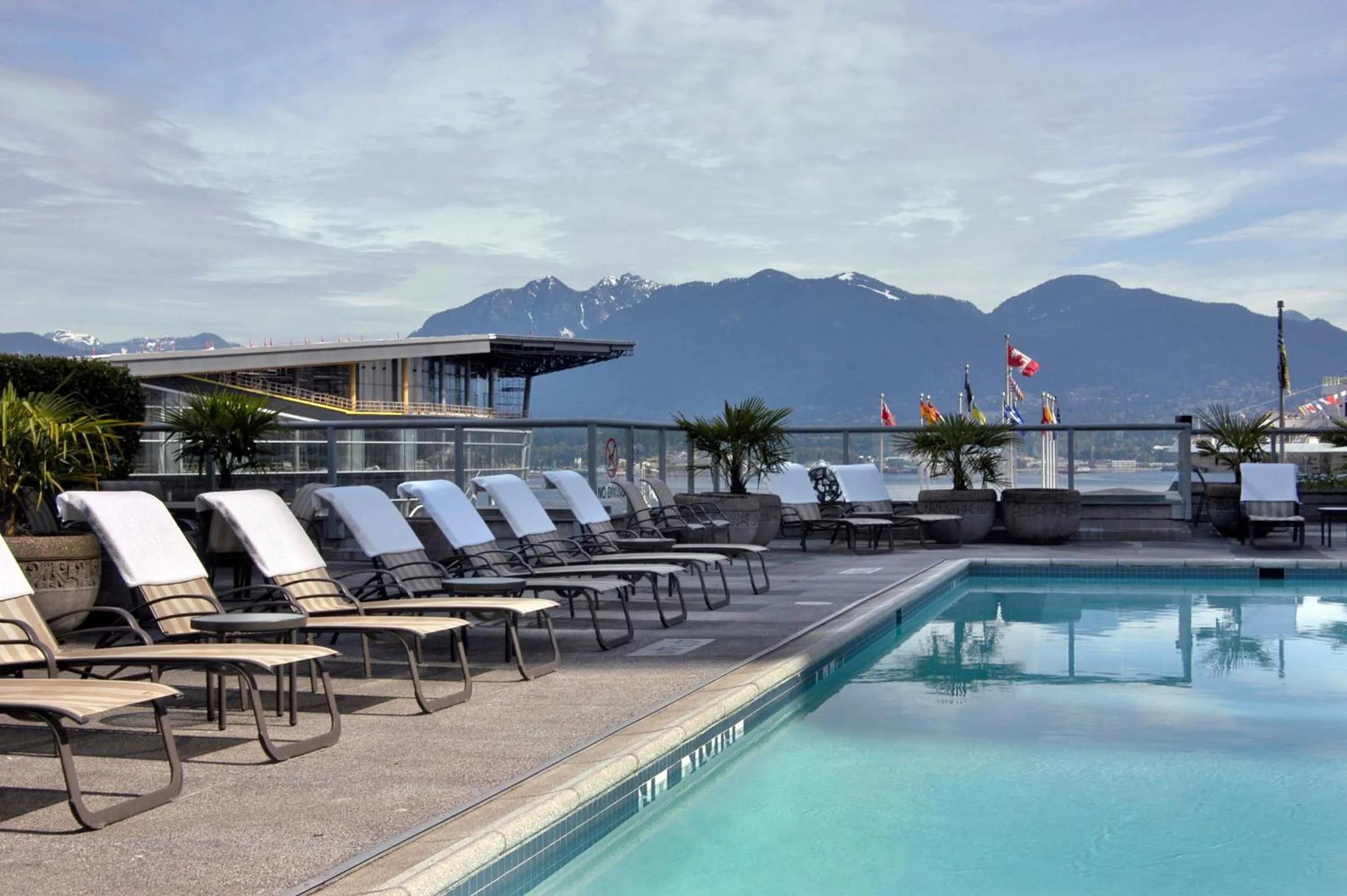 Swimming pool in Fairmont Waterfront