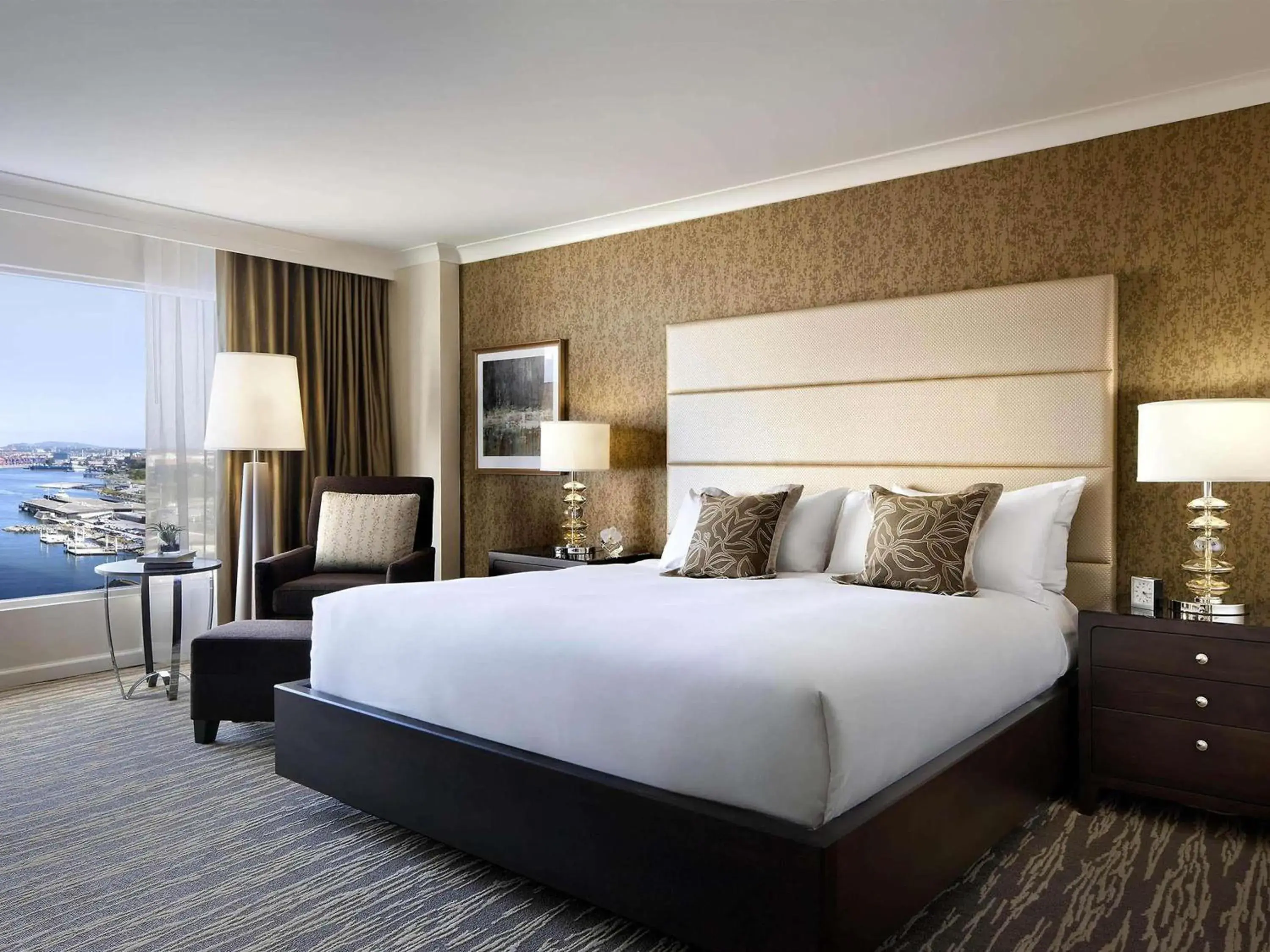 Bedroom, Bed in Fairmont Waterfront Bedroom, Bed in Fairmont Waterfront