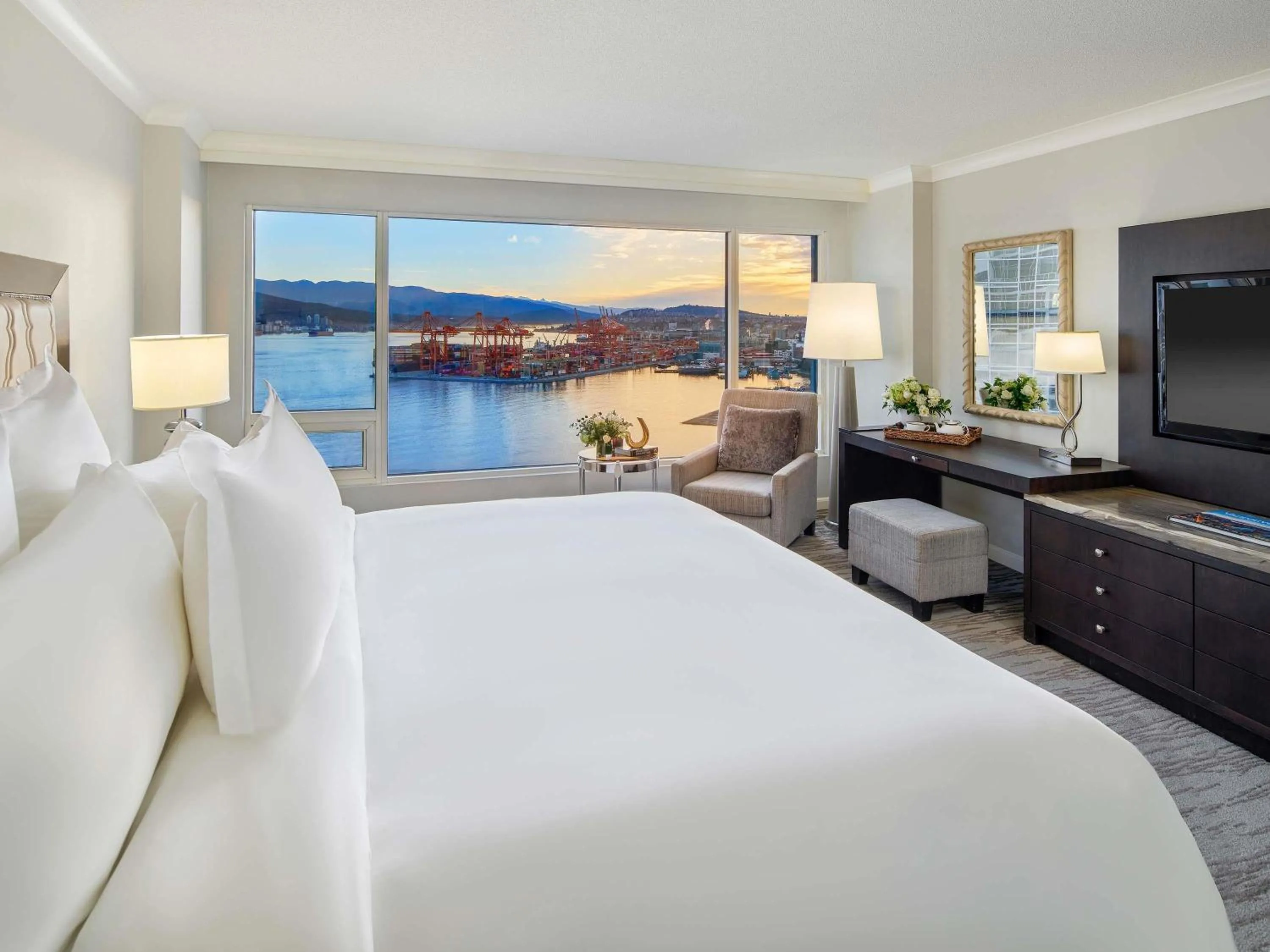 Bedroom, Bed in Fairmont Waterfront