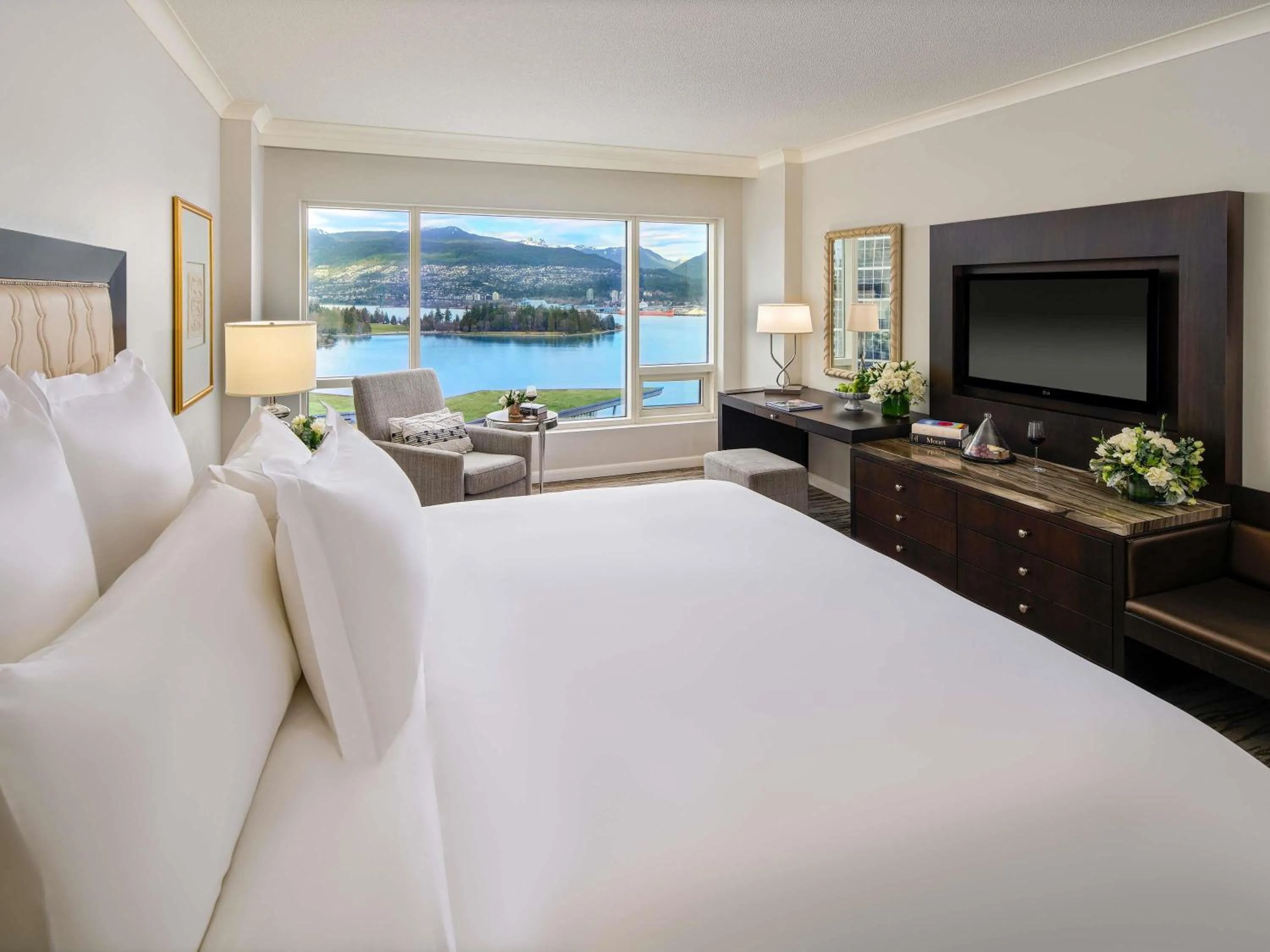 Bedroom, Bed in Fairmont Waterfront