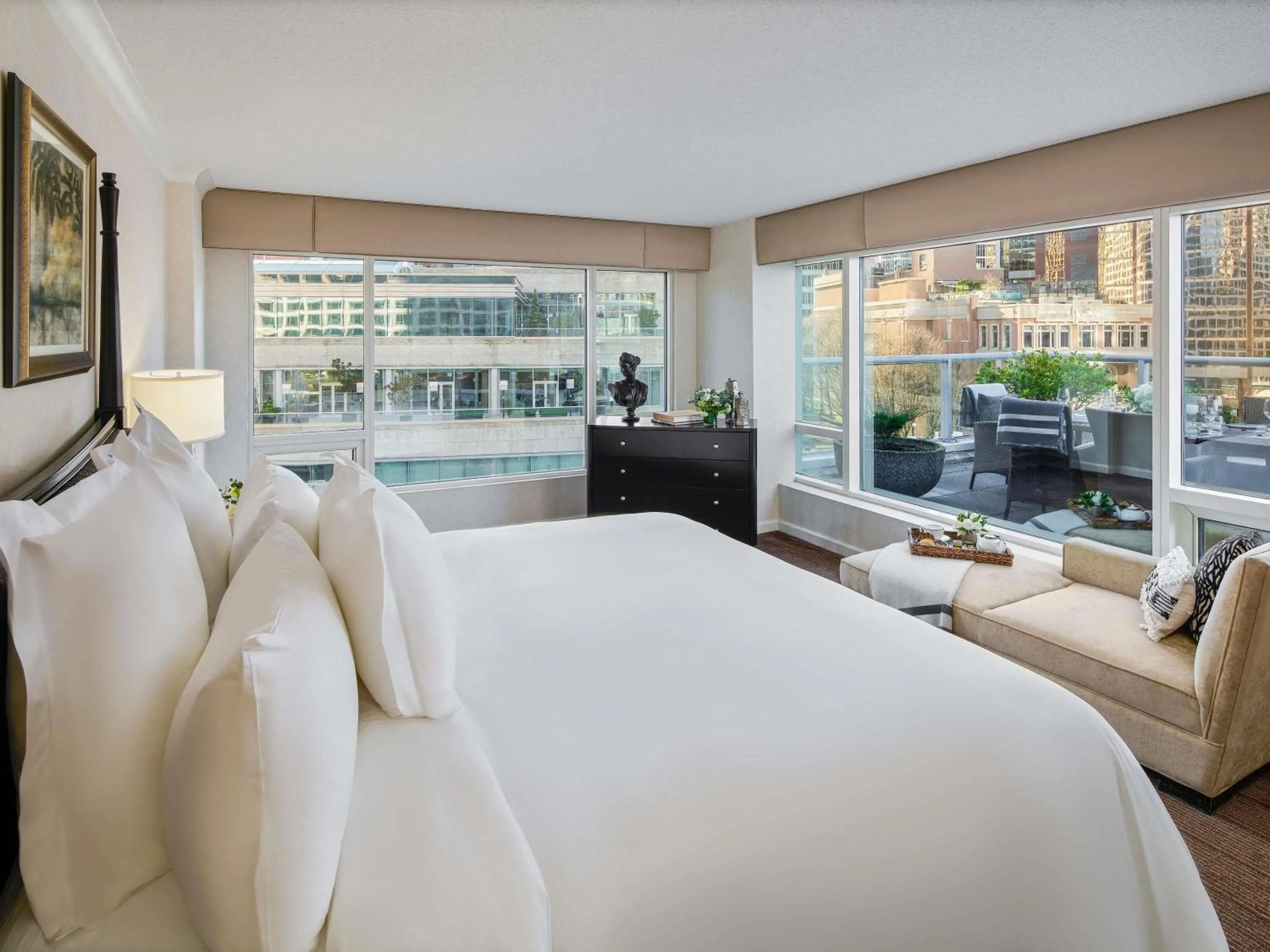 Bedroom, Bed in Fairmont Waterfront