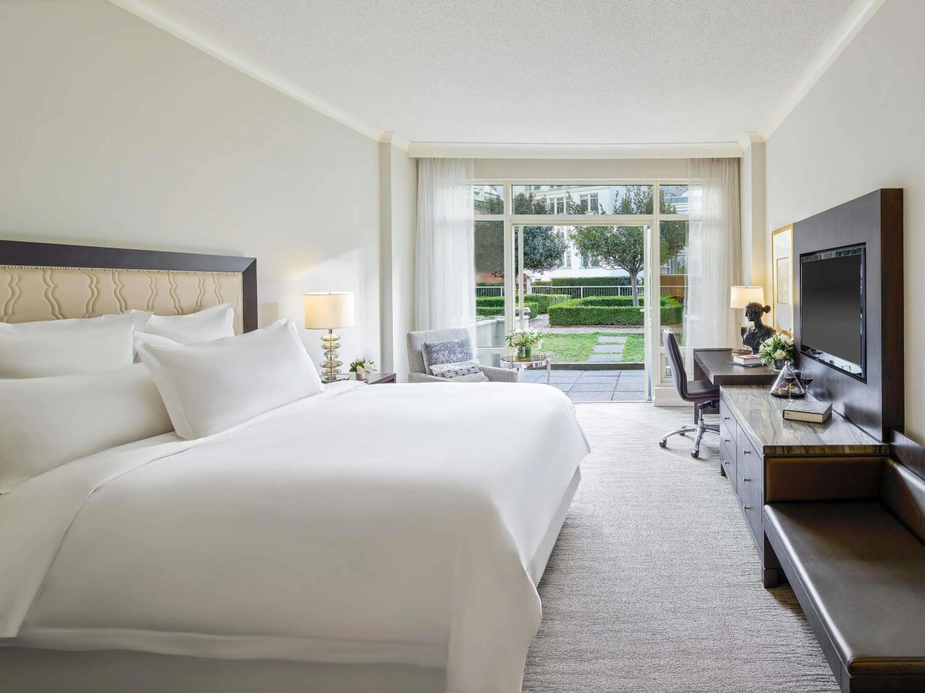 Bedroom, Bed in Fairmont Waterfront