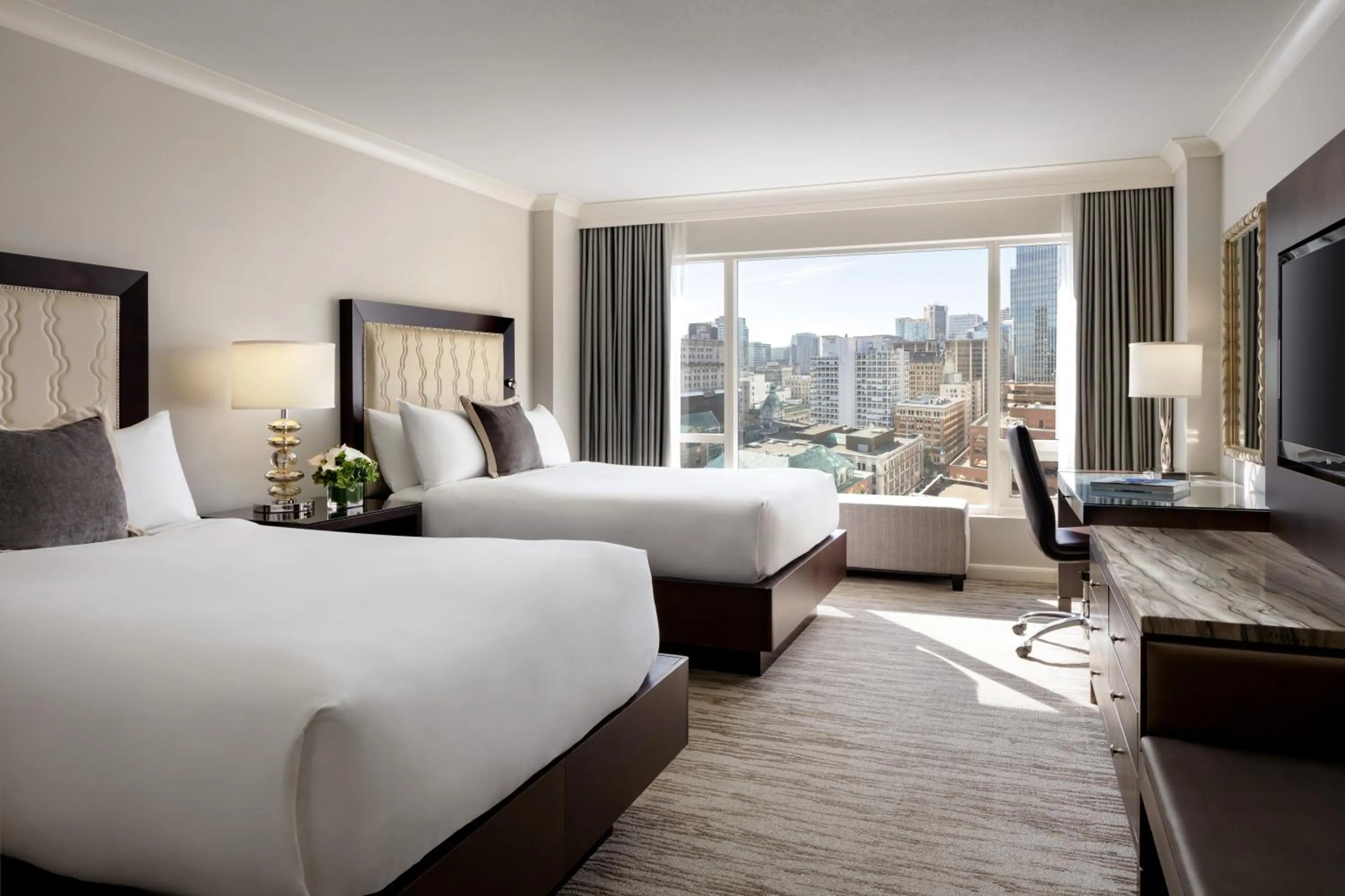 Photo of the whole room, Bed in Fairmont Waterfront