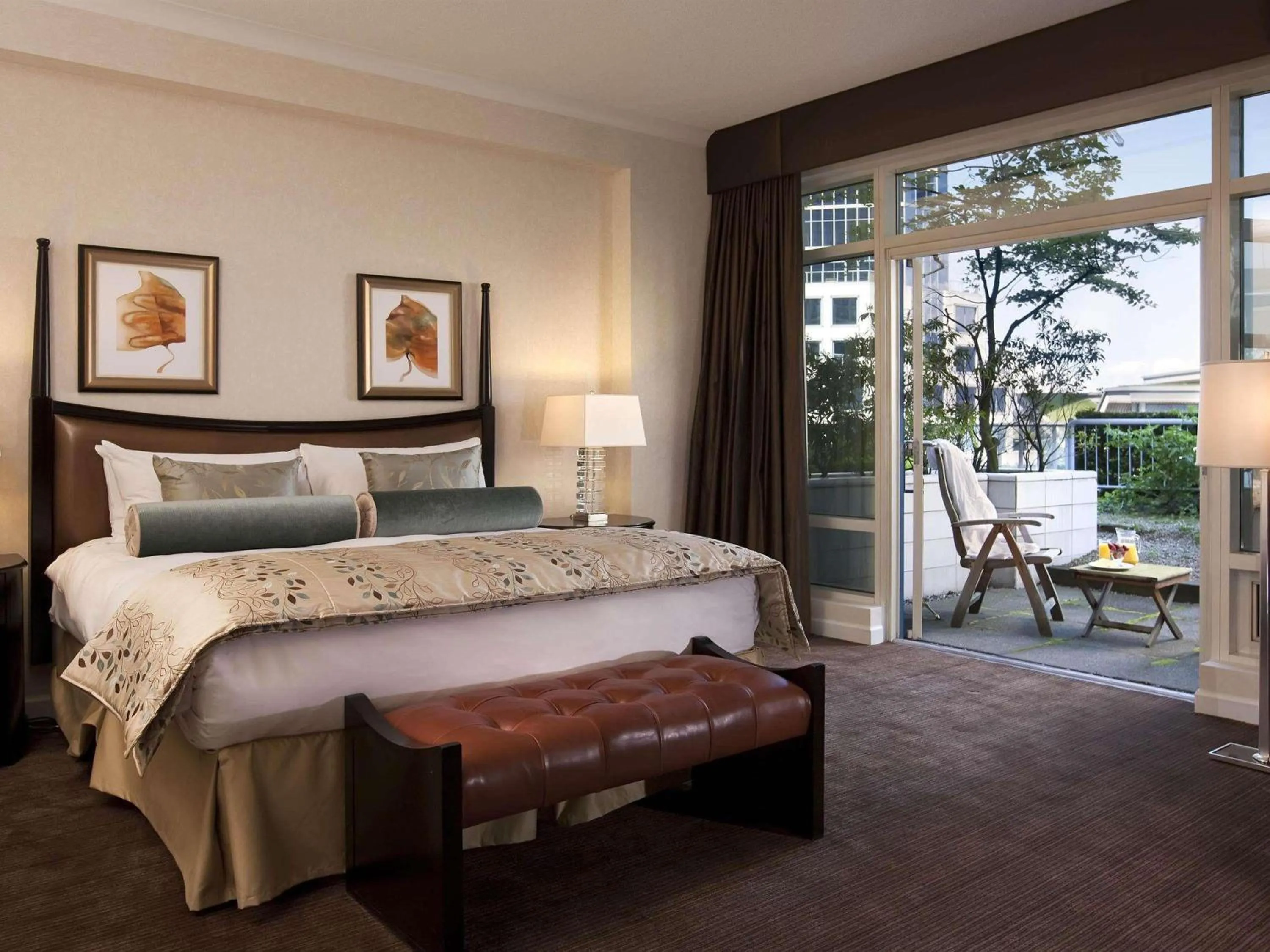 Photo of the whole room, Bed in Fairmont Waterfront