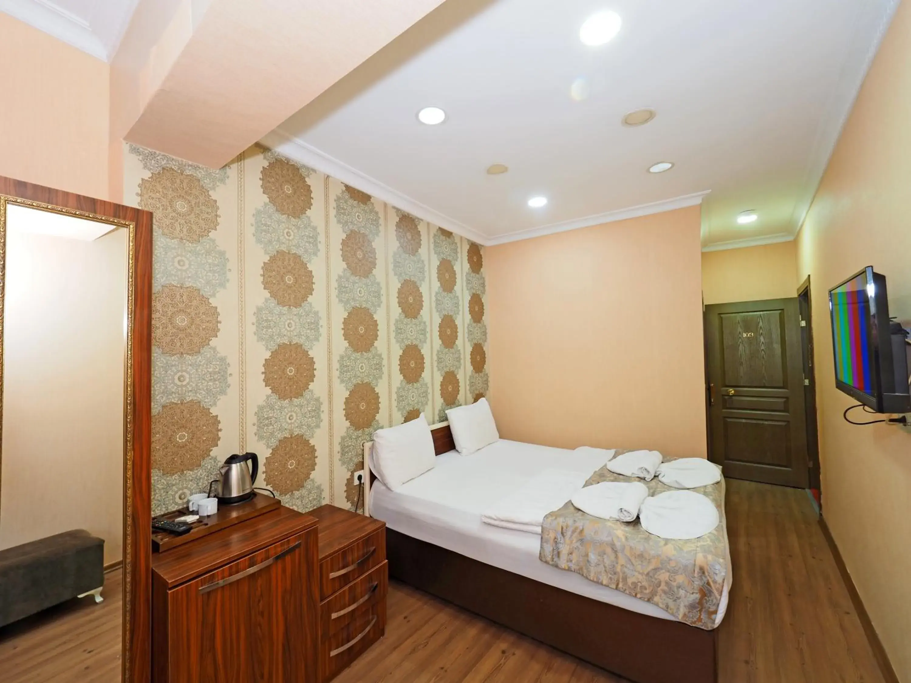 Double or Twin Room in RENOVA hOTEL FATİH Double or Twin Room in RENOVA hOTEL FATİH