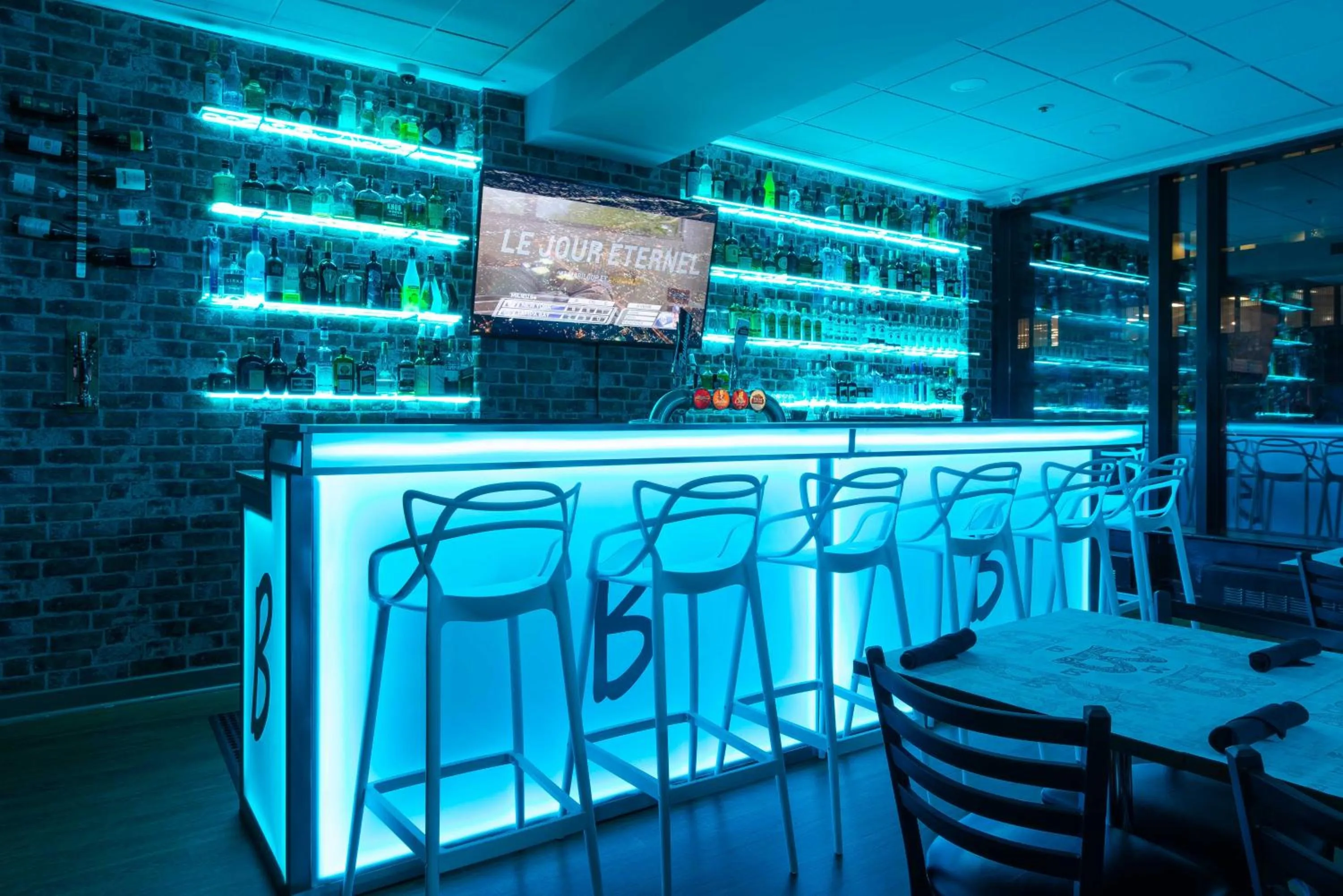 Lounge or bar in Travelodge by Wyndham Montreal Centre