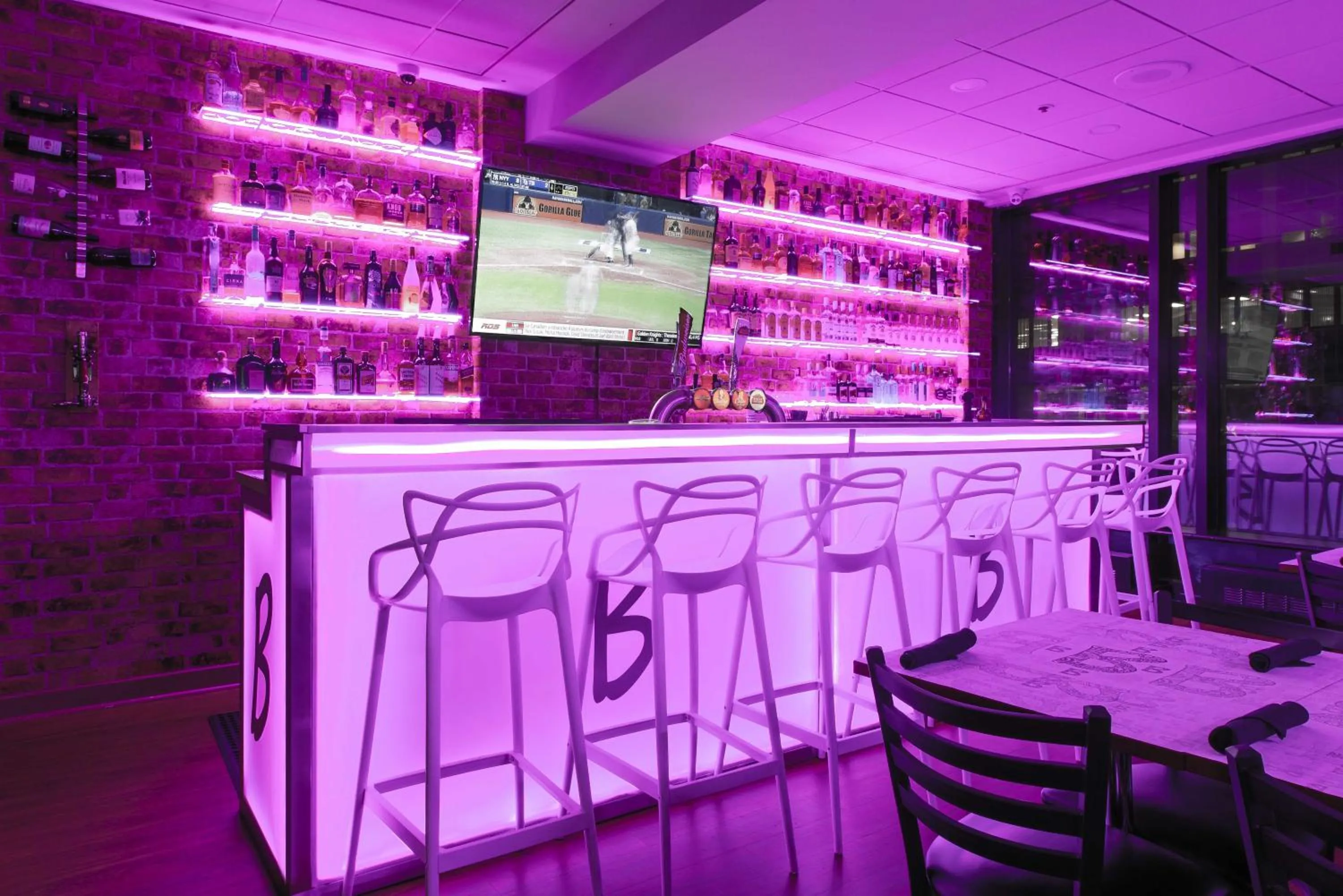 Lounge or bar in Travelodge by Wyndham Montreal Centre