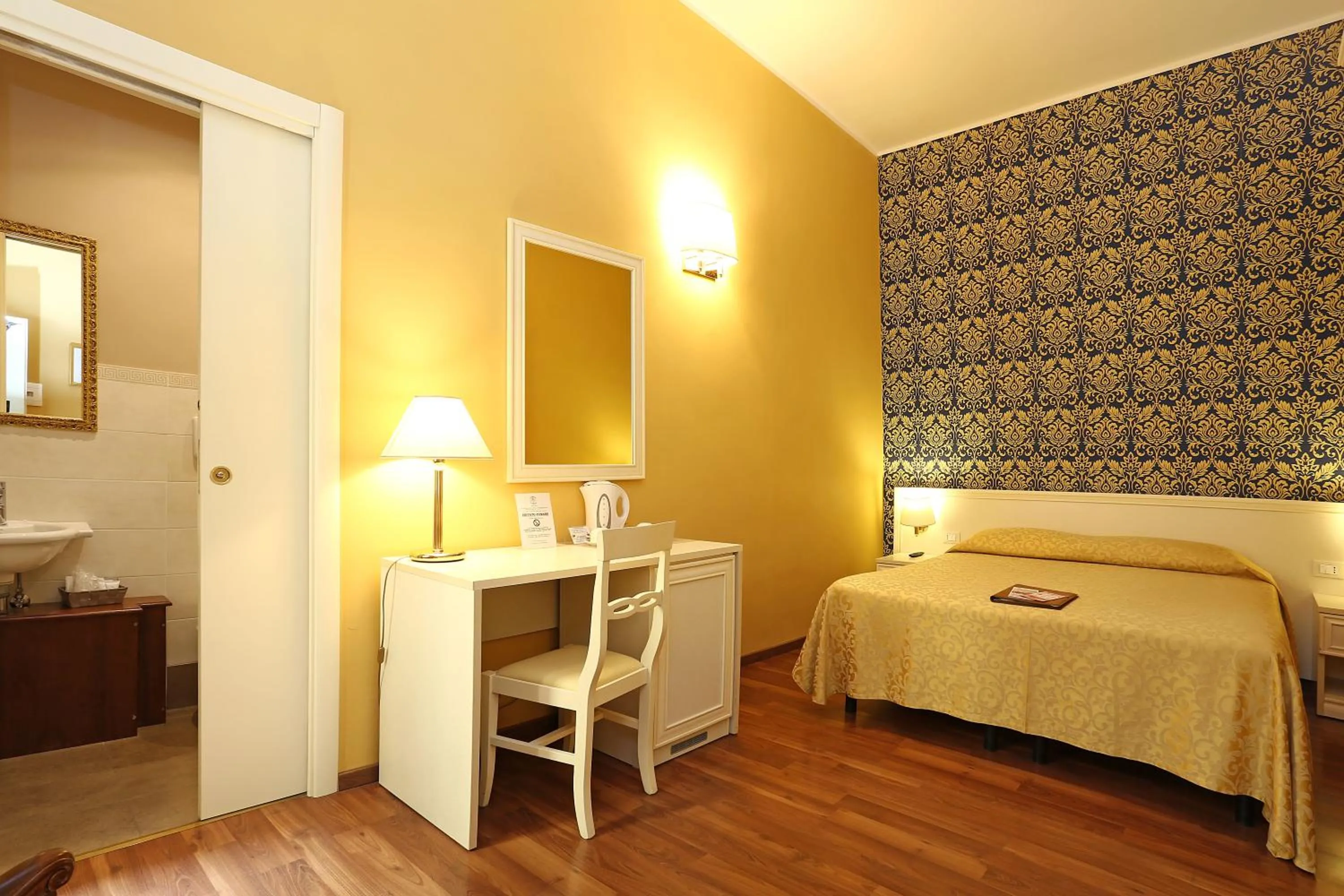 Photo of the whole room, Bed in DG Prestige Room