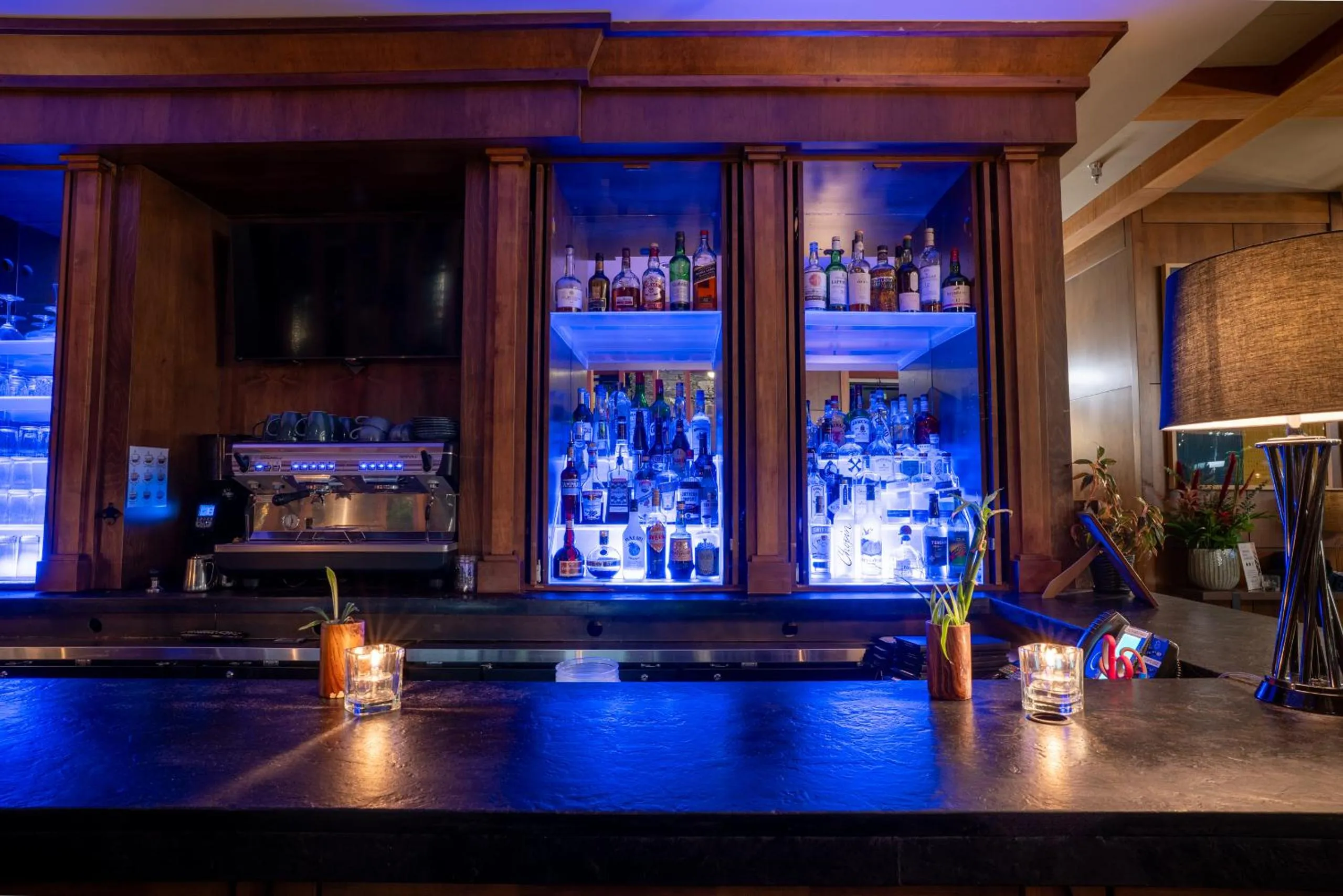 Restaurant/places to eat in Oswego Hotel