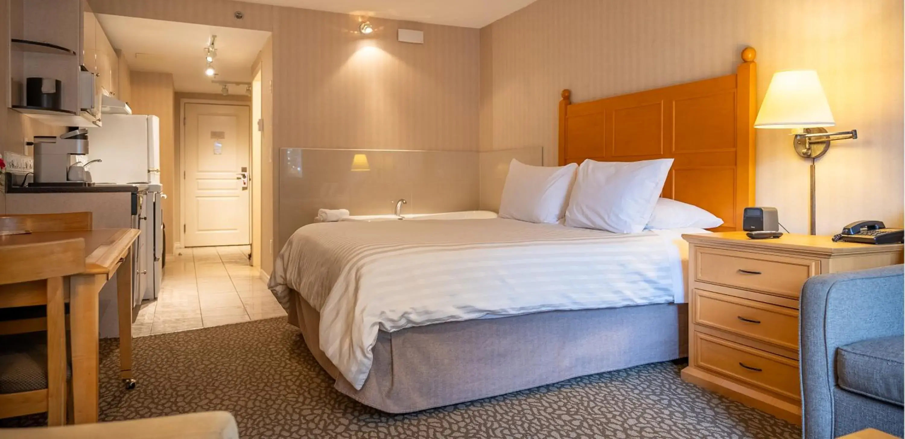 Bedroom, Bed in Pinnacle Hotel Whistler Bedroom, Bed in Pinnacle Hotel Whistler