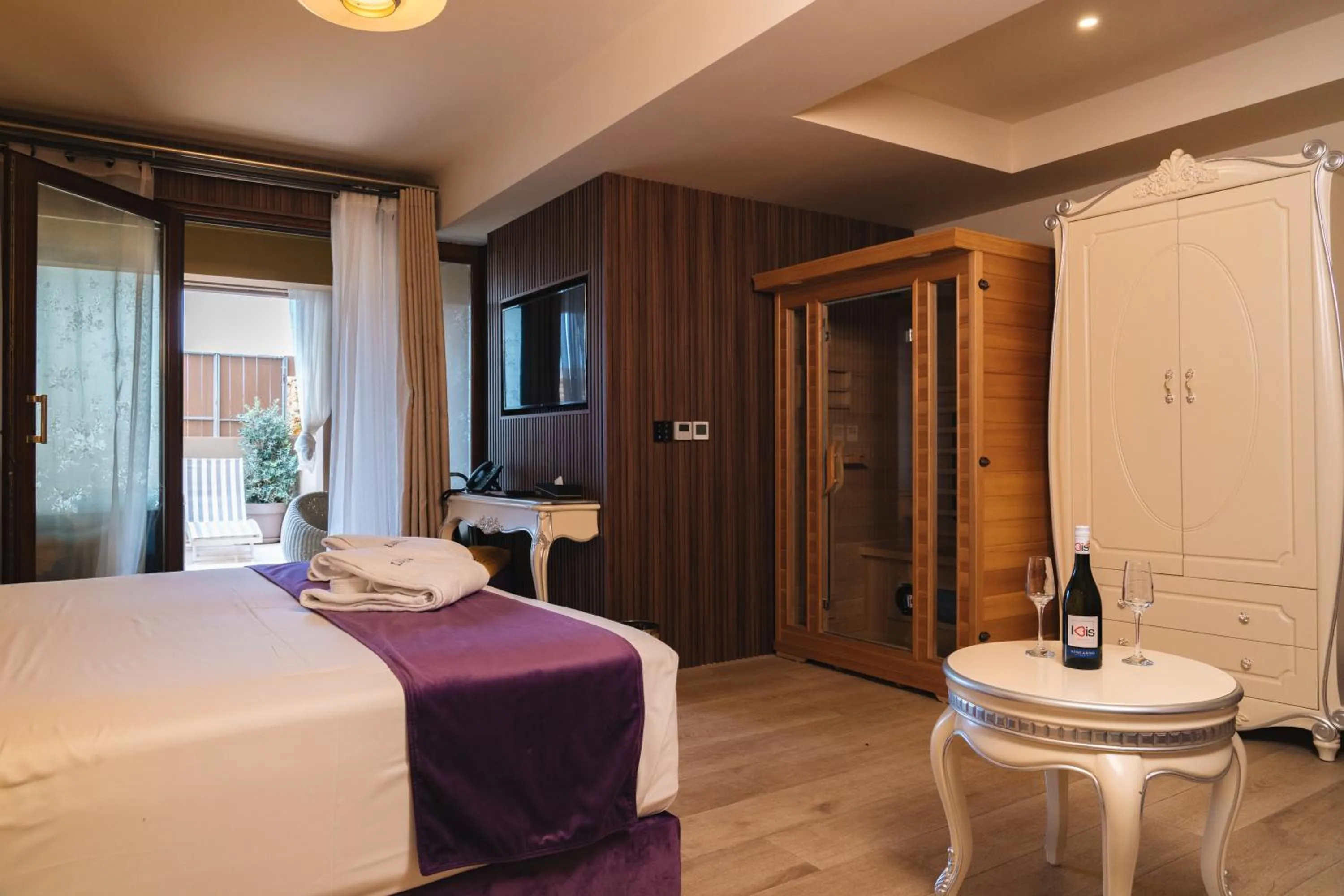 Bed in Santa Lucia Boutique Hotel