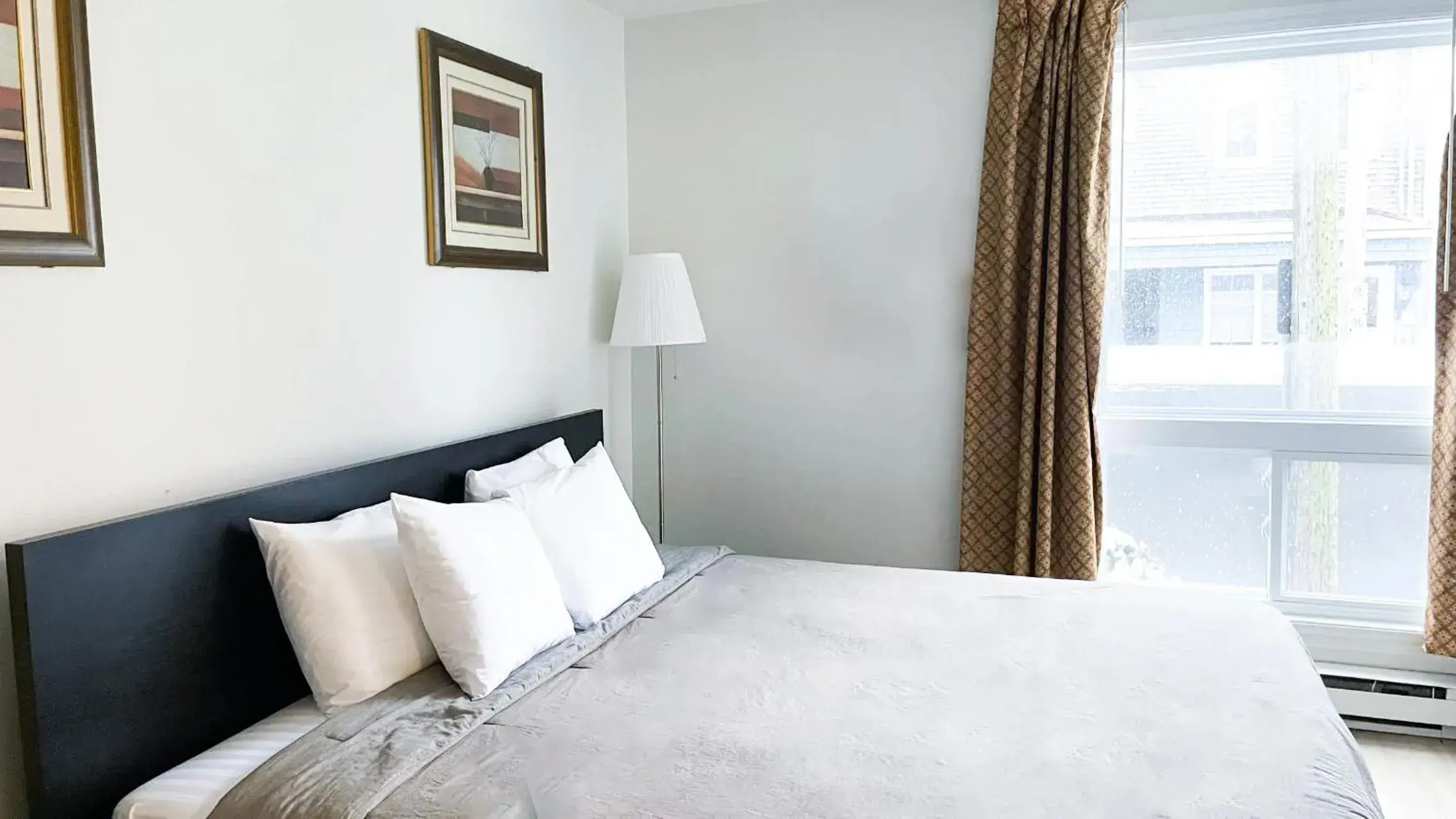 Standard King Room in Commons Inn Standard King Room in Commons Inn