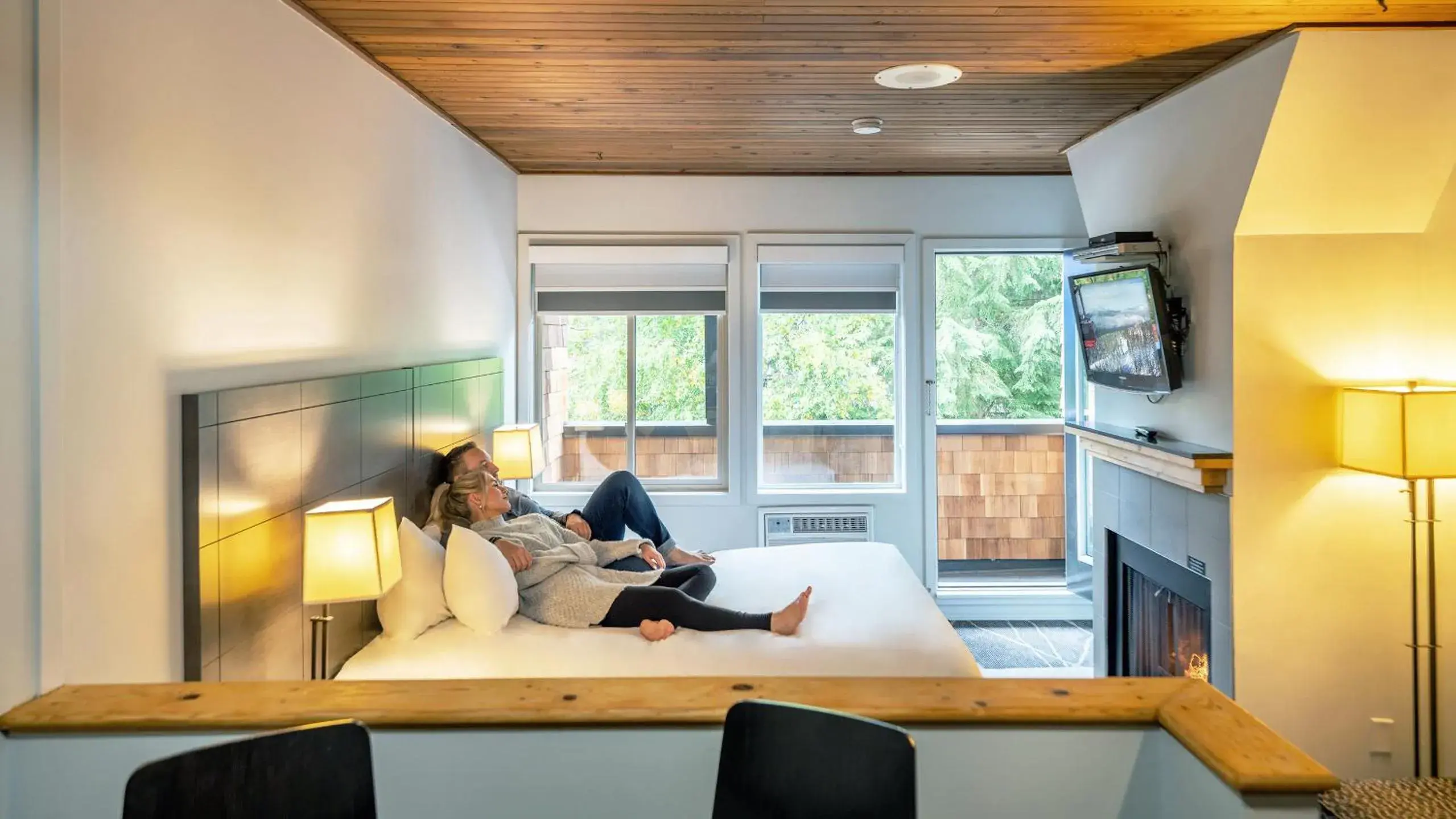 View (from property/room), Bed in Executive Inn Whistler View (from property/room), Bed in Executive Inn Whistler