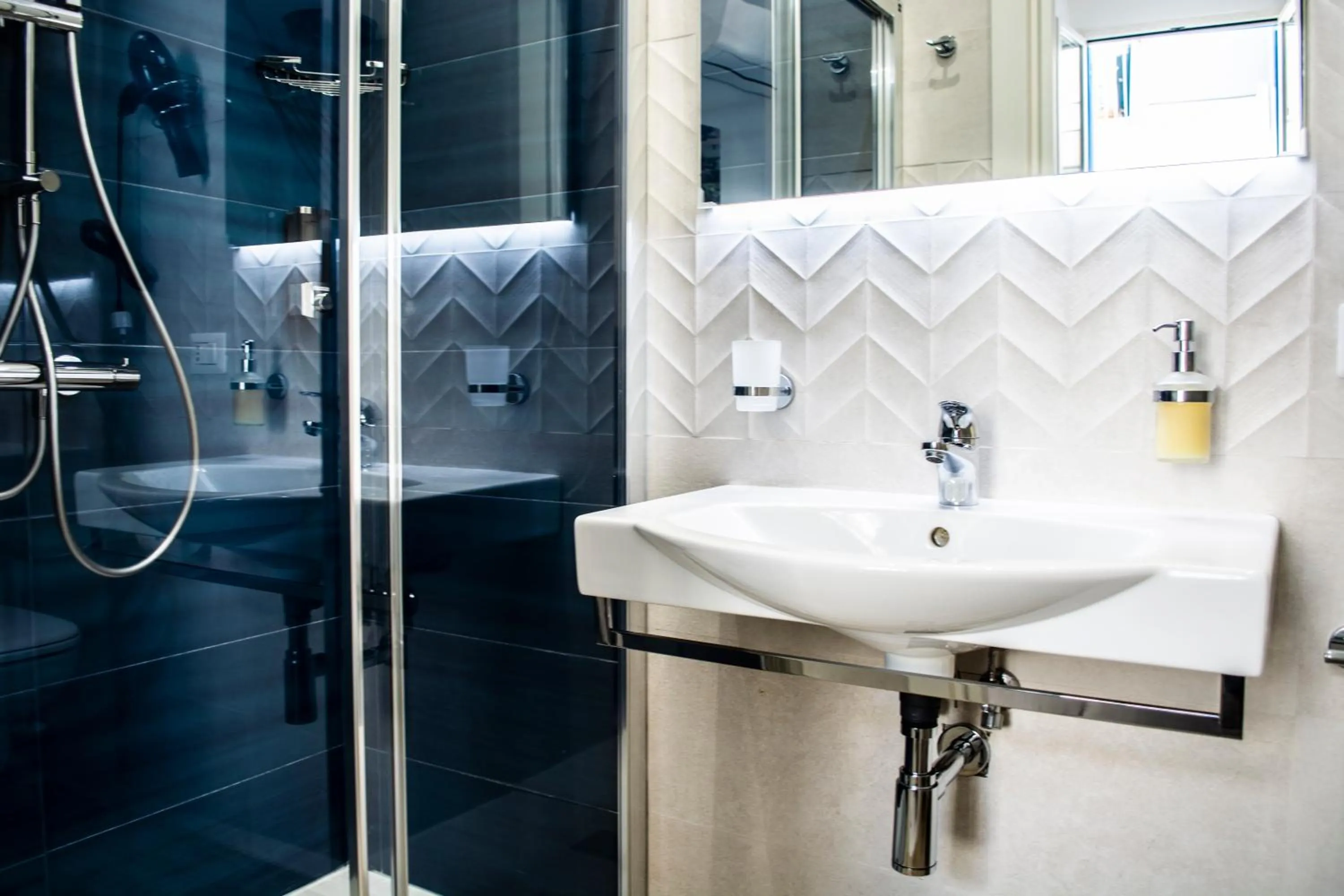 Shower in Pietracielo B&B