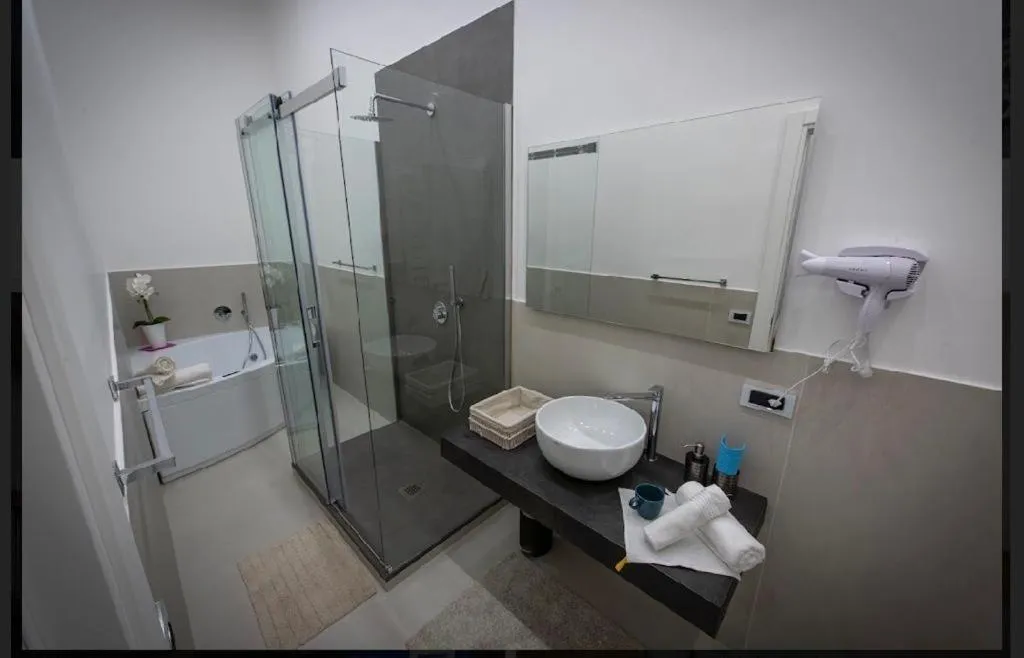 Shower in Downtown Napoli b&b - e si nun canto moro