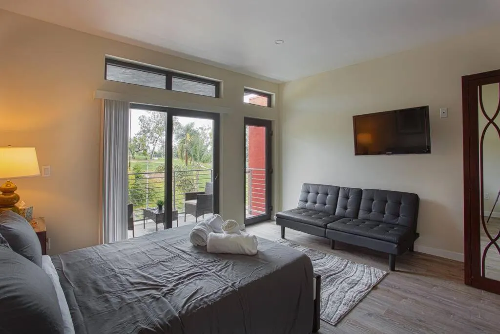 Bed in Explore San Diego-Balboa Park-Little Italy-Gaslamp