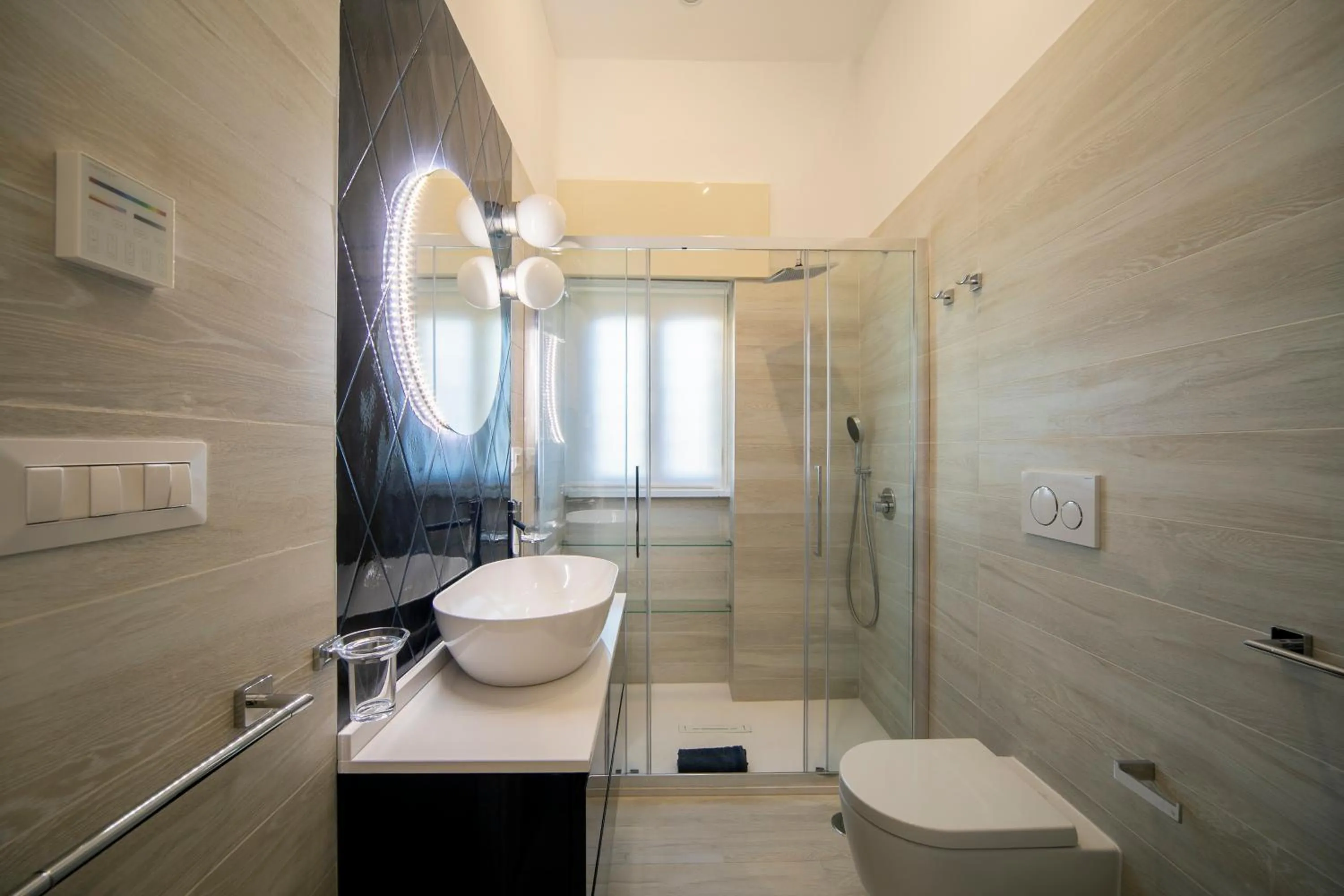 Toilet in Nuovo Appartamento sulla spiaggia con larga terrazza di 70 mq e posto auto privato