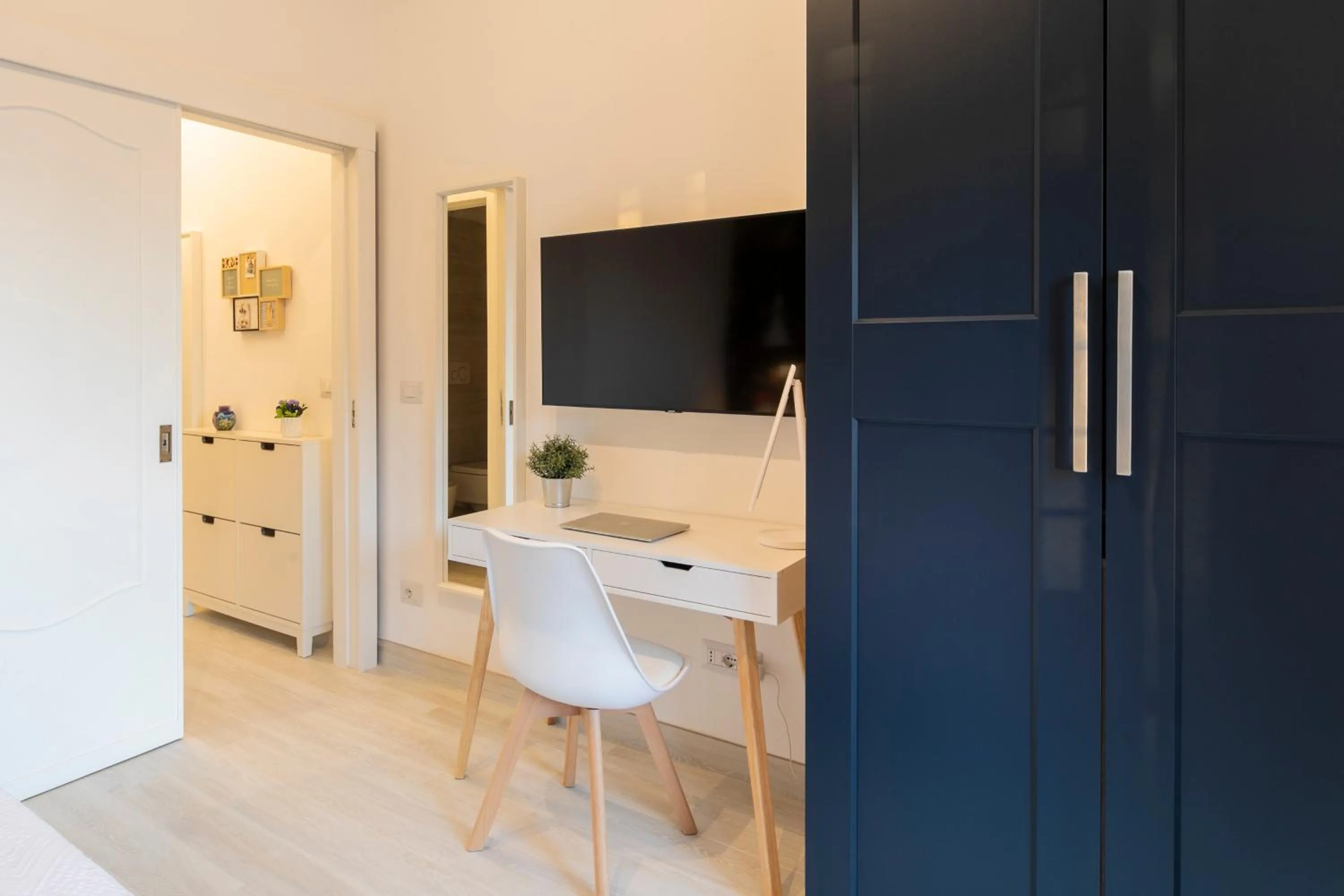 TV and multimedia in Nuovo Appartamento sulla spiaggia con larga terrazza di 70 mq e posto auto privato