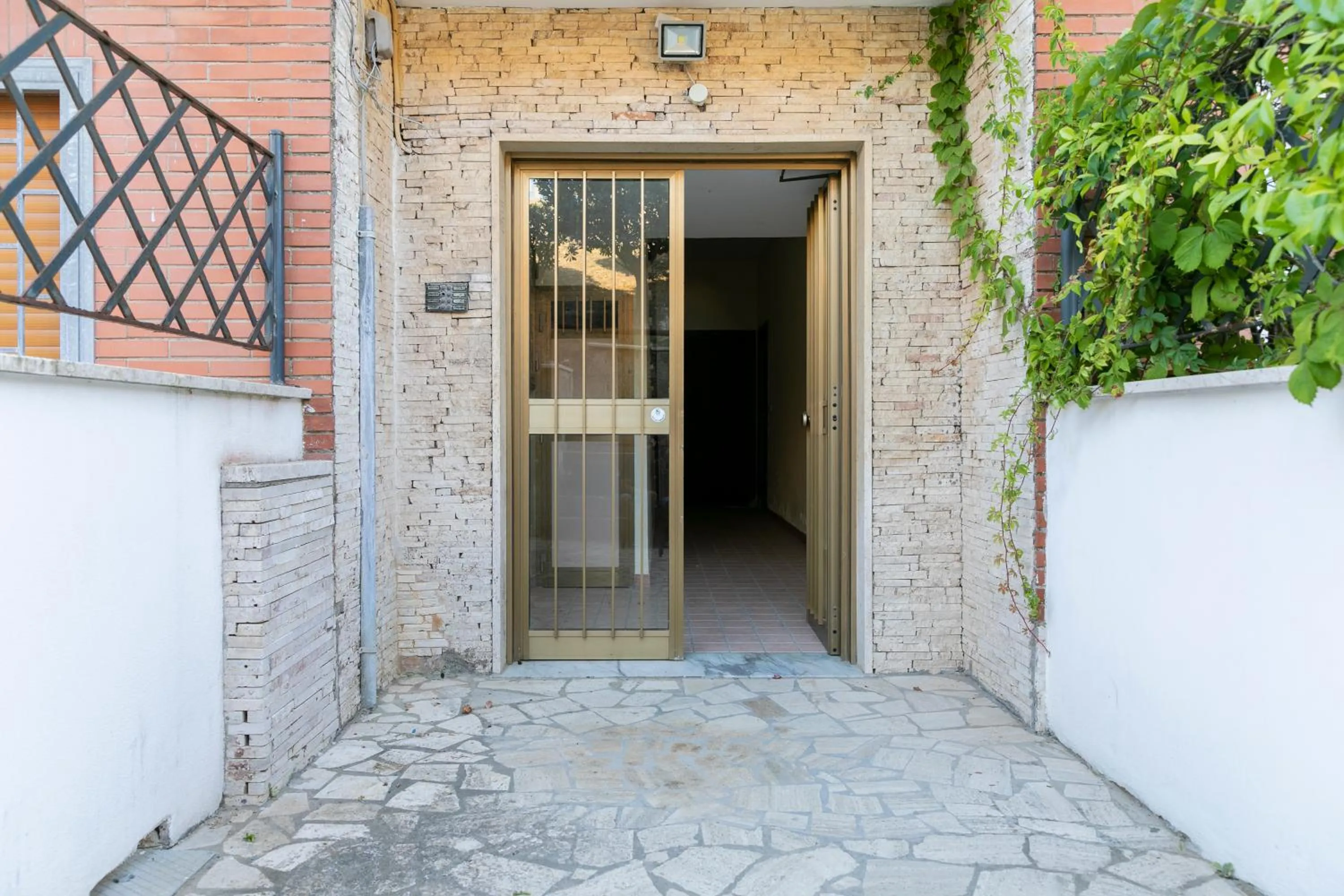 Facade/entrance in Nuovo Appartamento sulla spiaggia con larga terrazza di 70 mq e posto auto privato