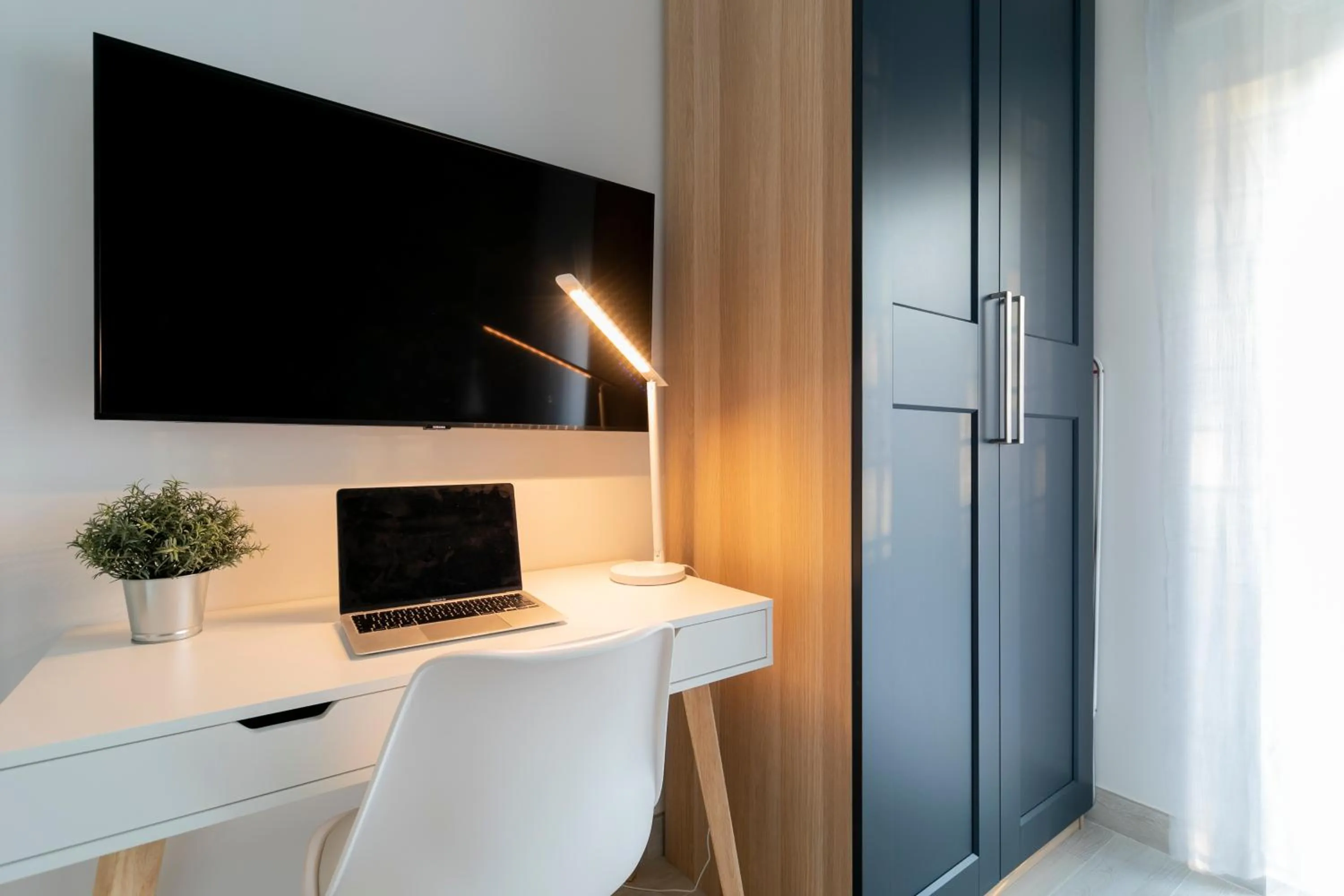 TV and multimedia in Nuovo Appartamento sulla spiaggia con larga terrazza di 70 mq e posto auto privato