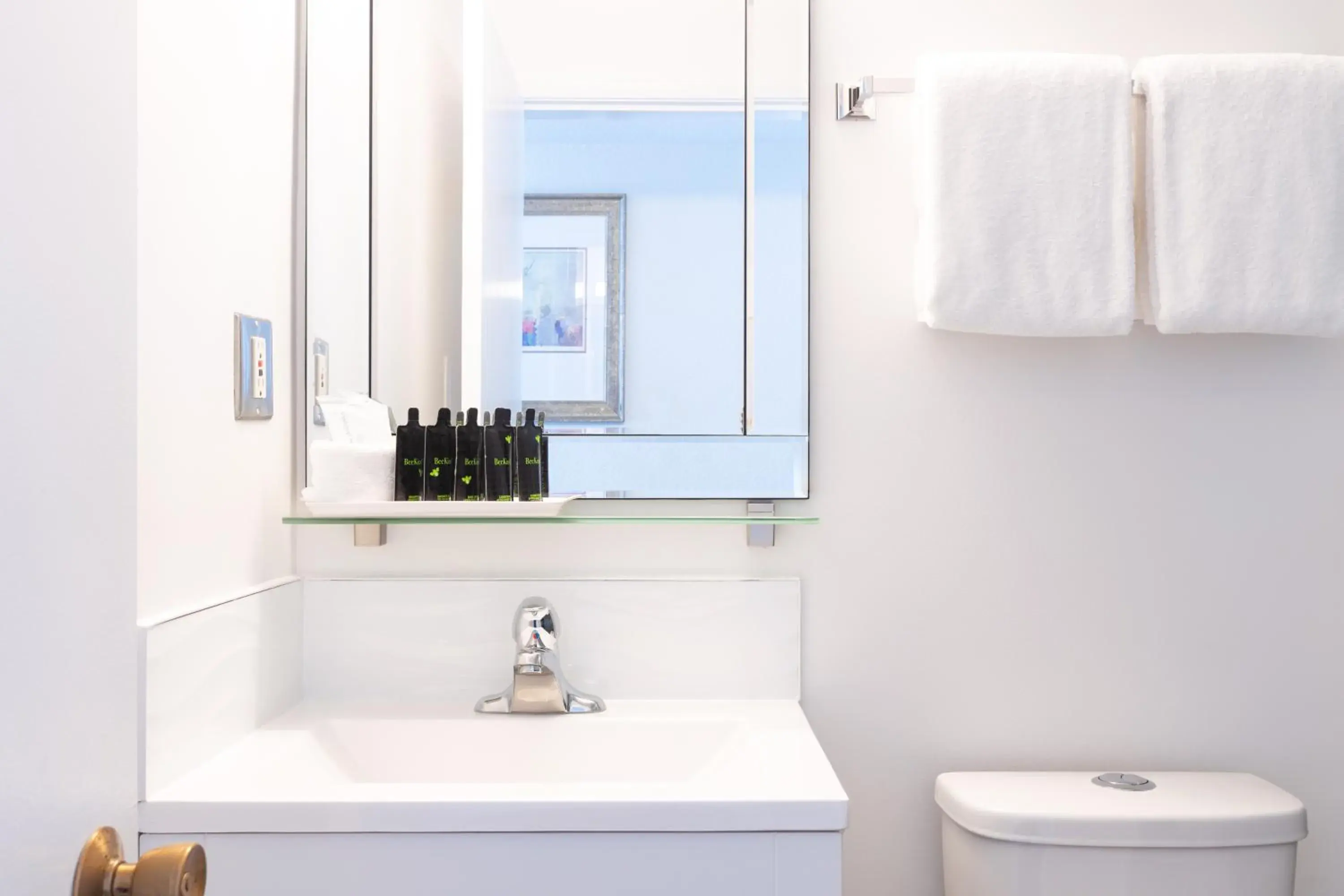 One-Bedroom Queen Suite in Robin Hood Inn and Suites One-Bedroom Queen Suite in Robin Hood Inn and Suites