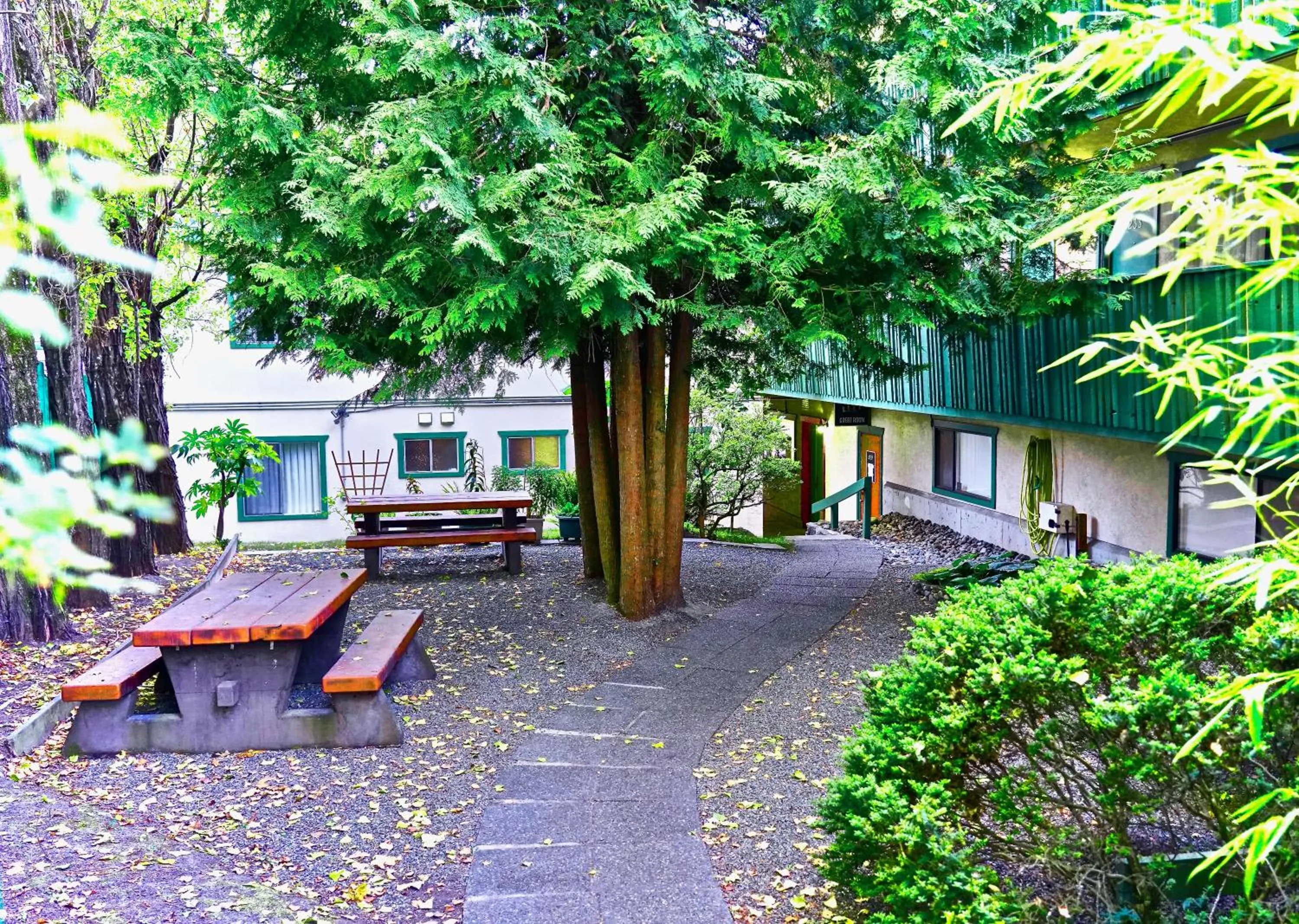 Property building in Robin Hood Inn and Suites