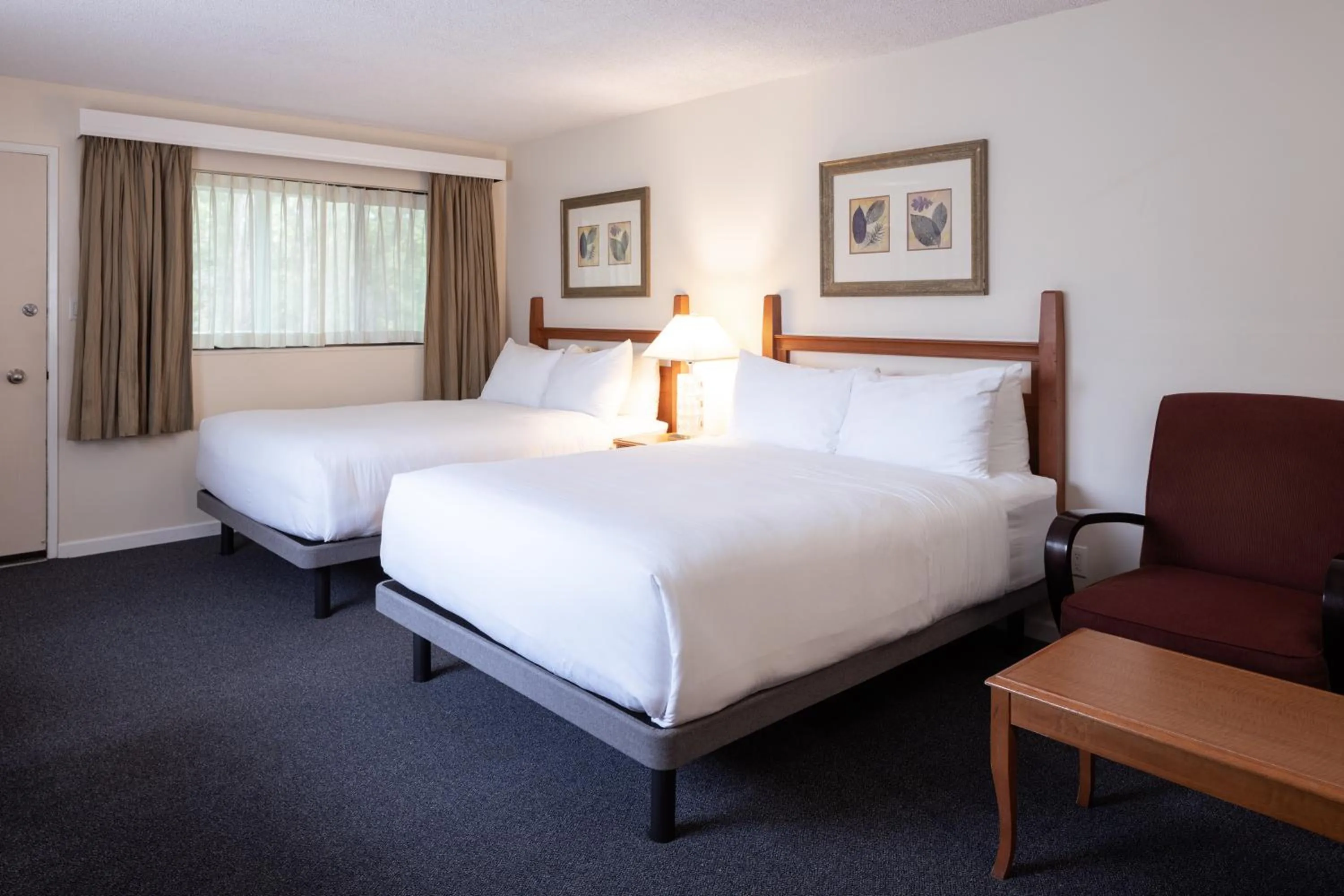 Bed in Robin Hood Inn and Suites