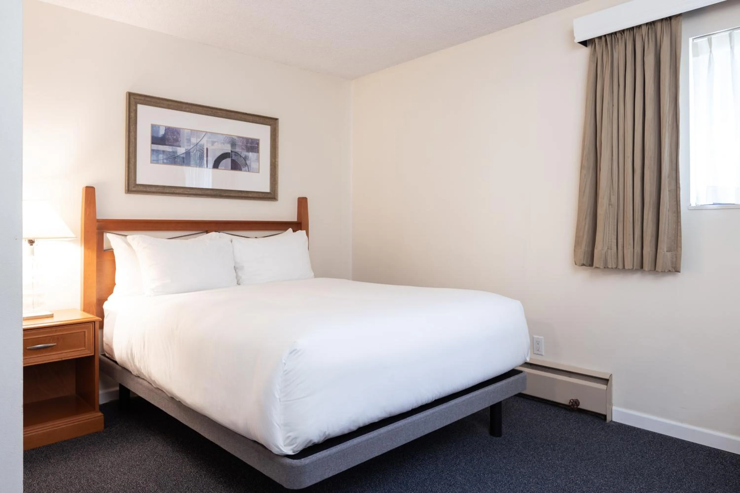 Bed in Robin Hood Inn and Suites