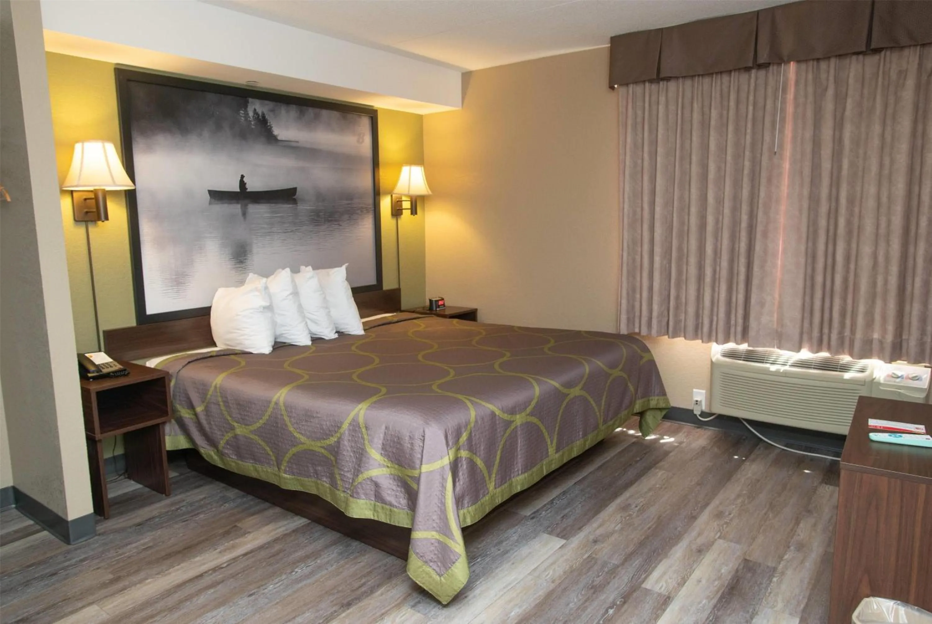 Photo of the whole room, Bed in Super 8 by Wyndham Mississauga