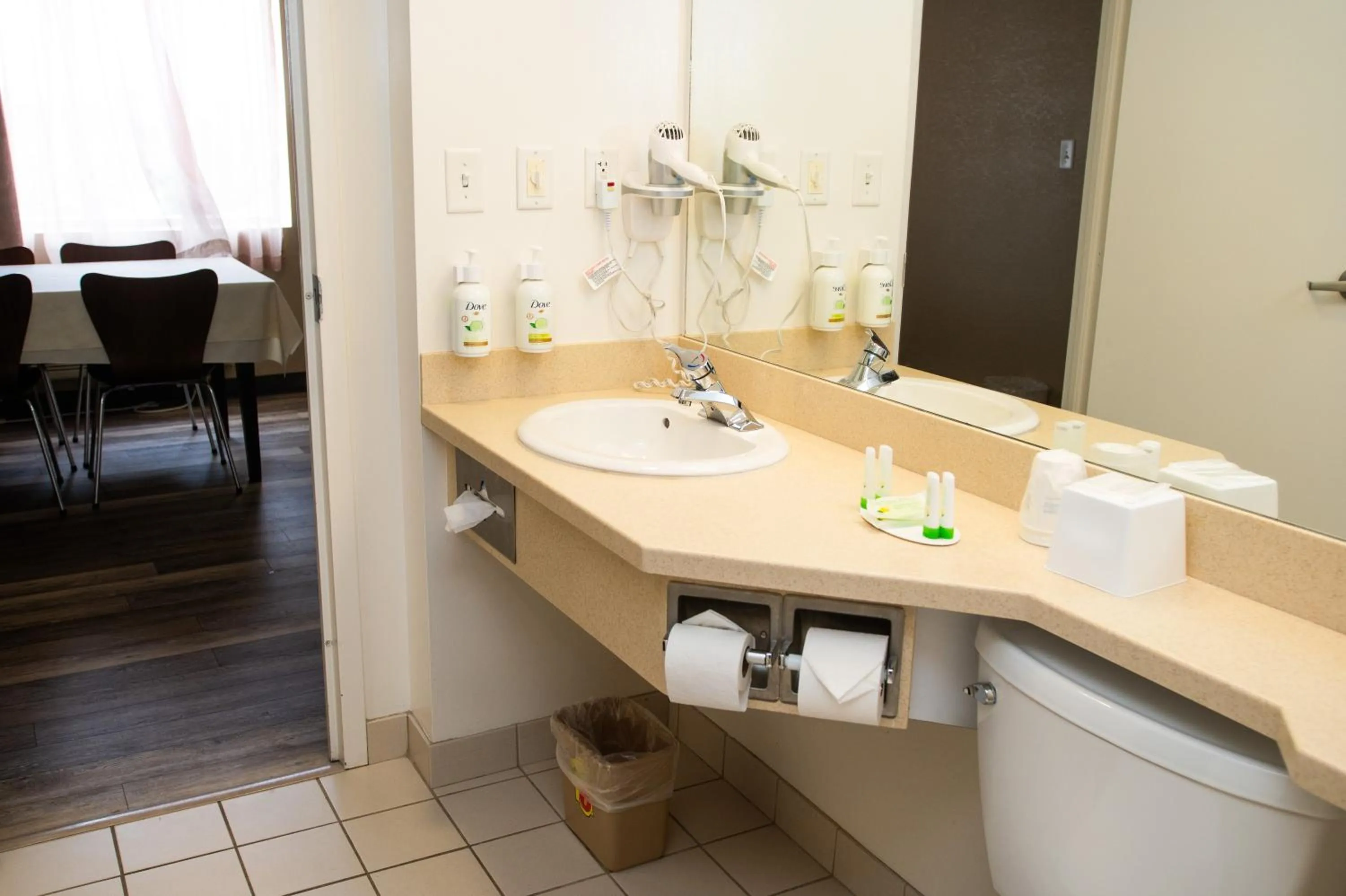 Super 8 by Wyndham Mississauga