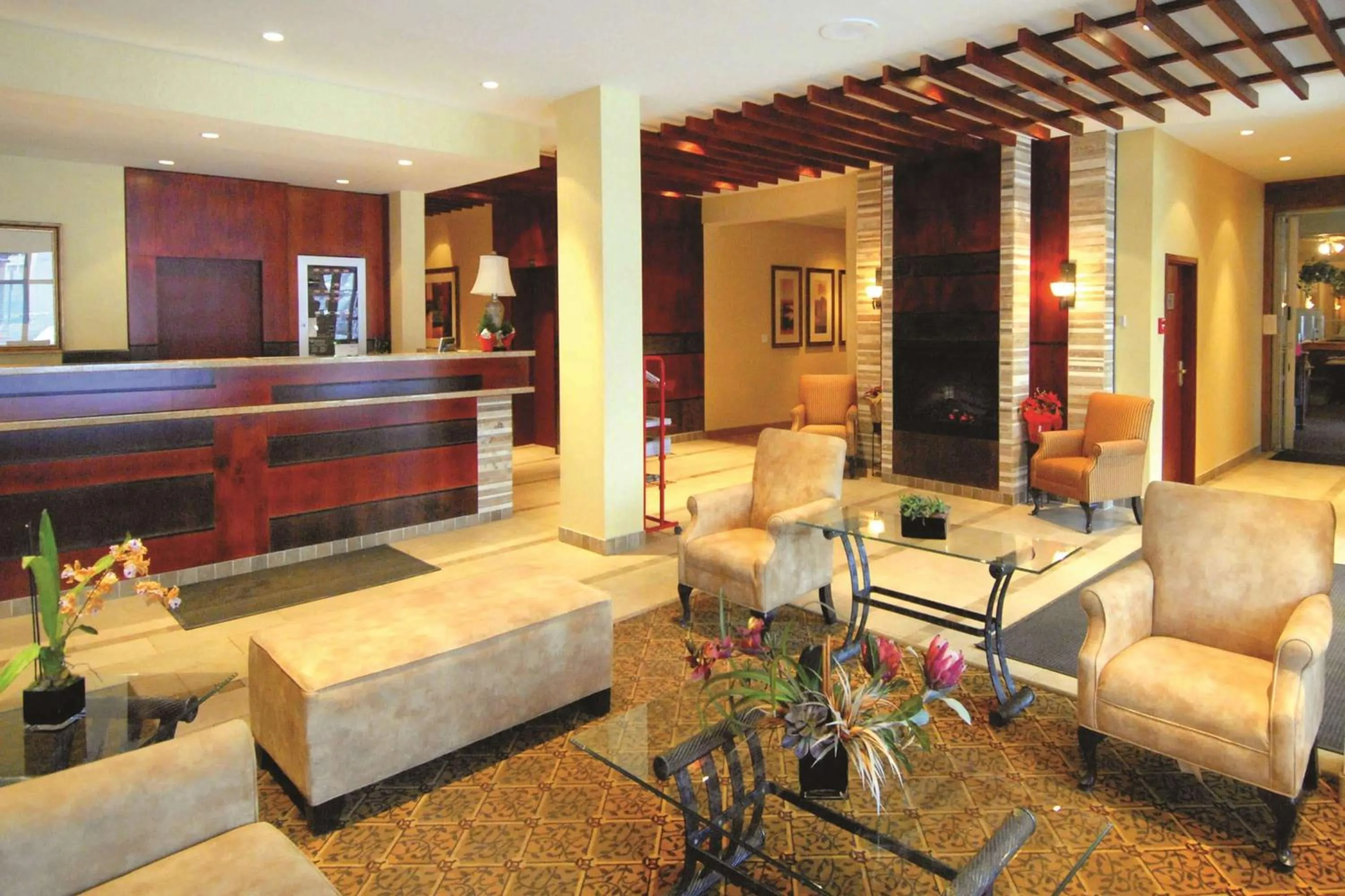 Lobby or reception in Days Inn by Wyndham Edmonton Downtown