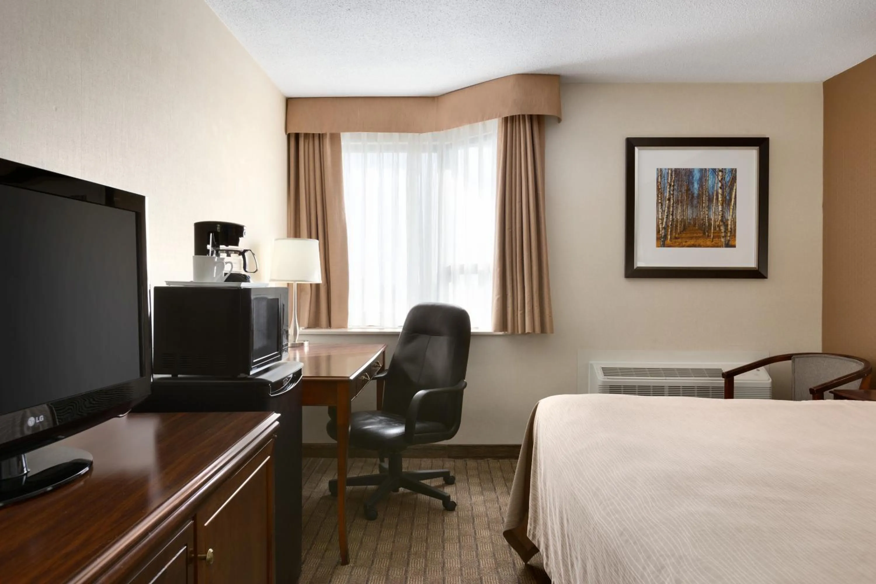 Bedroom, TV/Entertainment Center in Travelodge by Wyndham Toronto East
