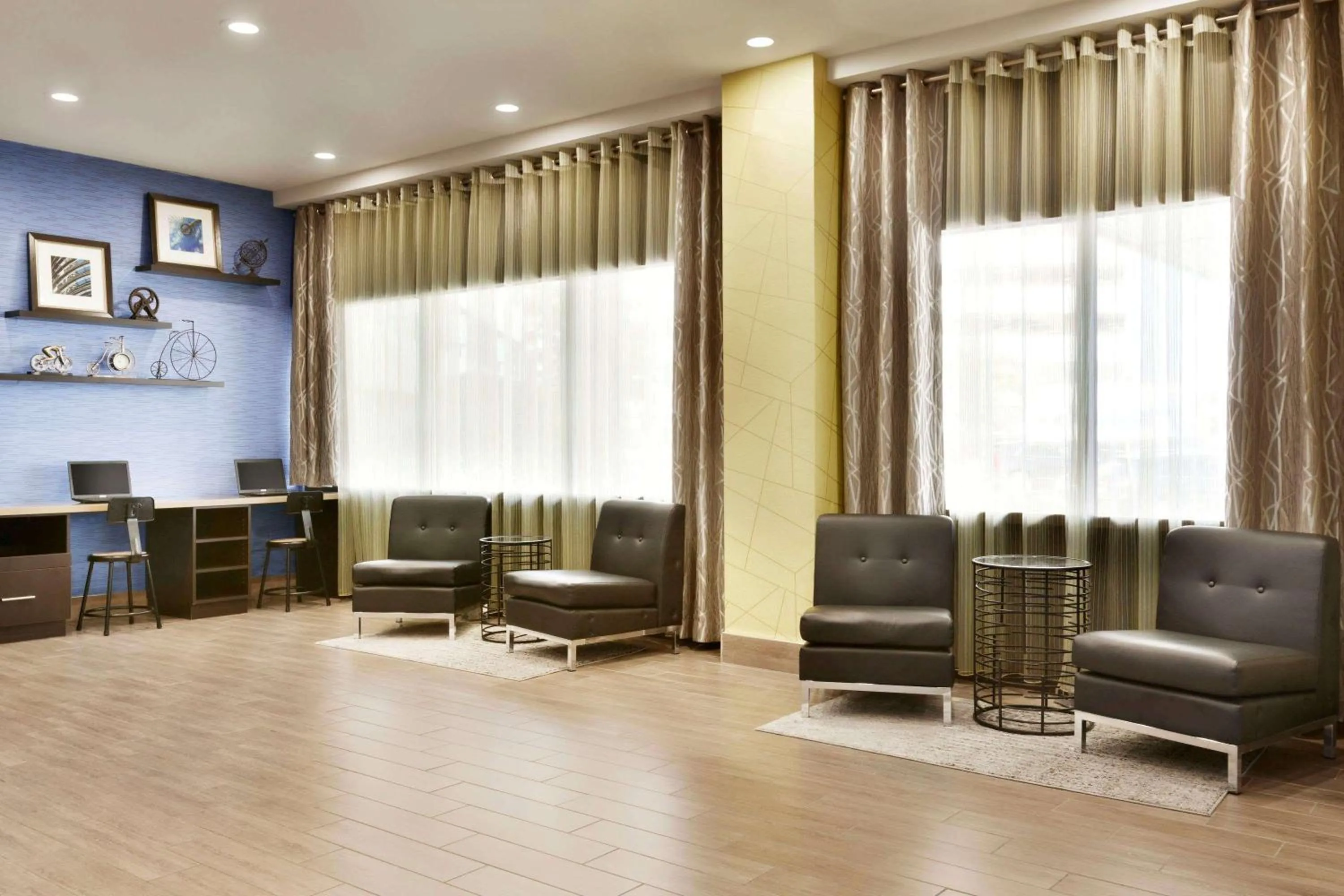 Lobby or reception, Seating Area in Travelodge by Wyndham Toronto East