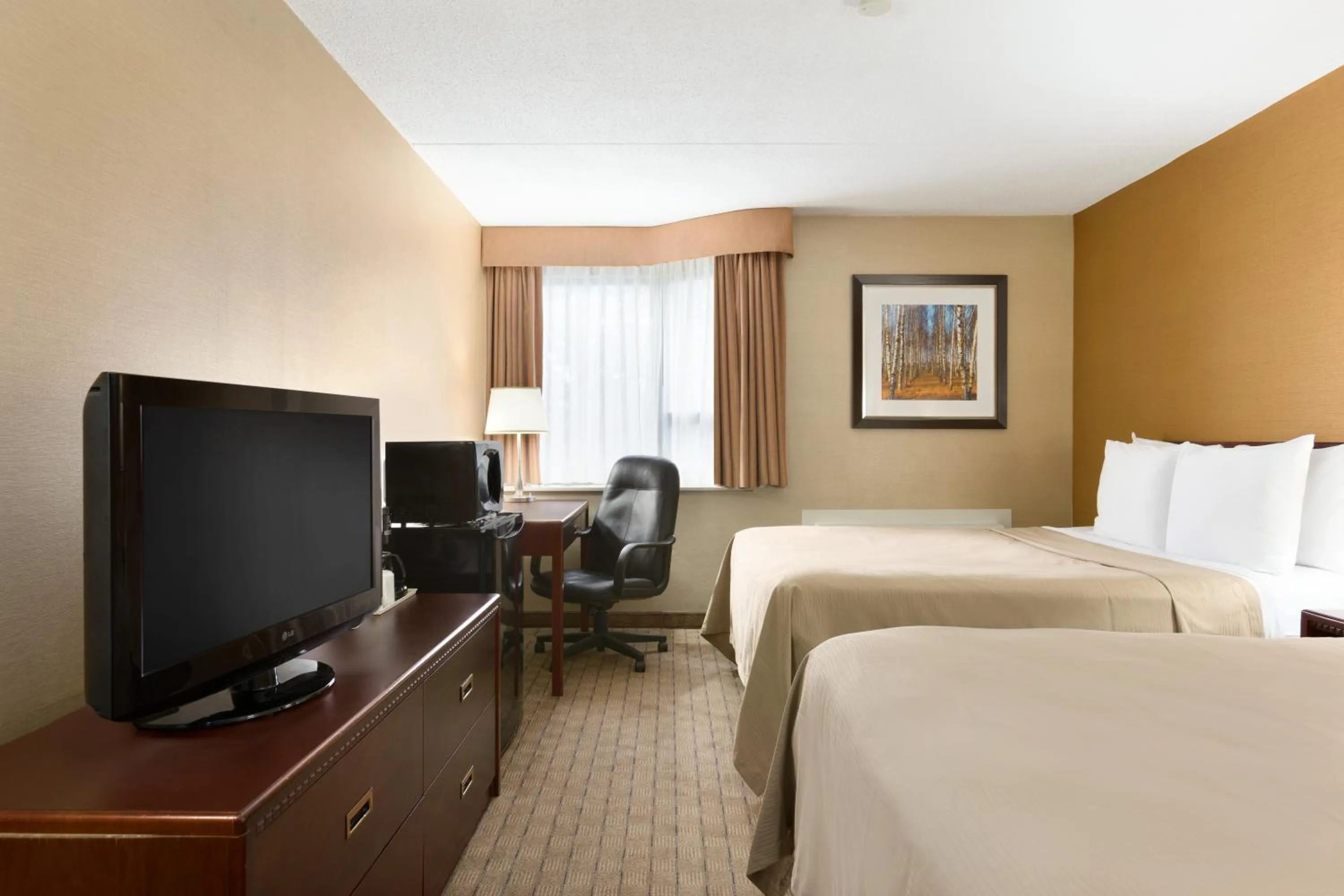 Bedroom, TV/Entertainment Center in Travelodge by Wyndham Toronto East