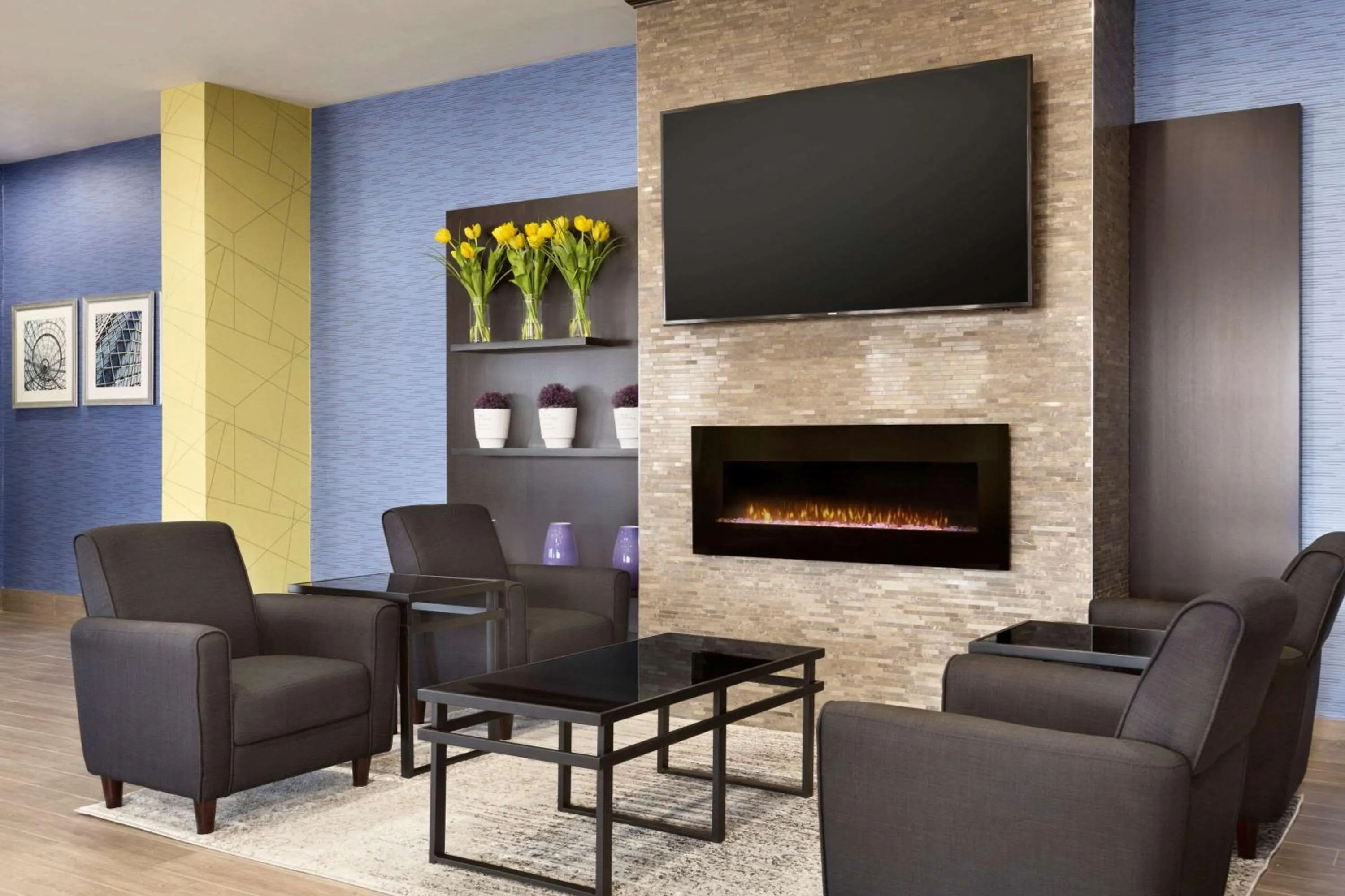 Lobby or reception, Seating Area in Travelodge by Wyndham Toronto East