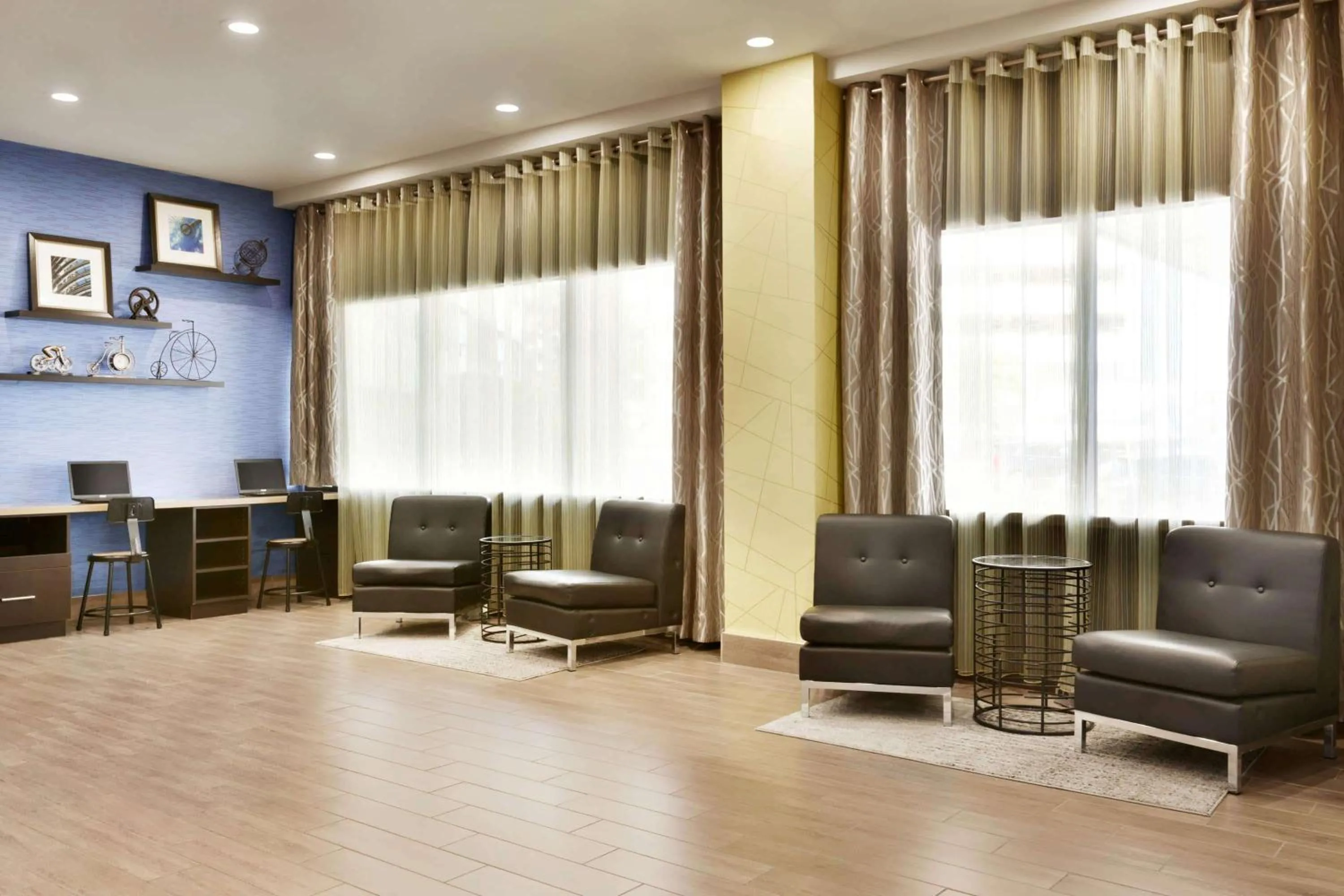 Lobby or reception, Seating Area in Travelodge by Wyndham Toronto East