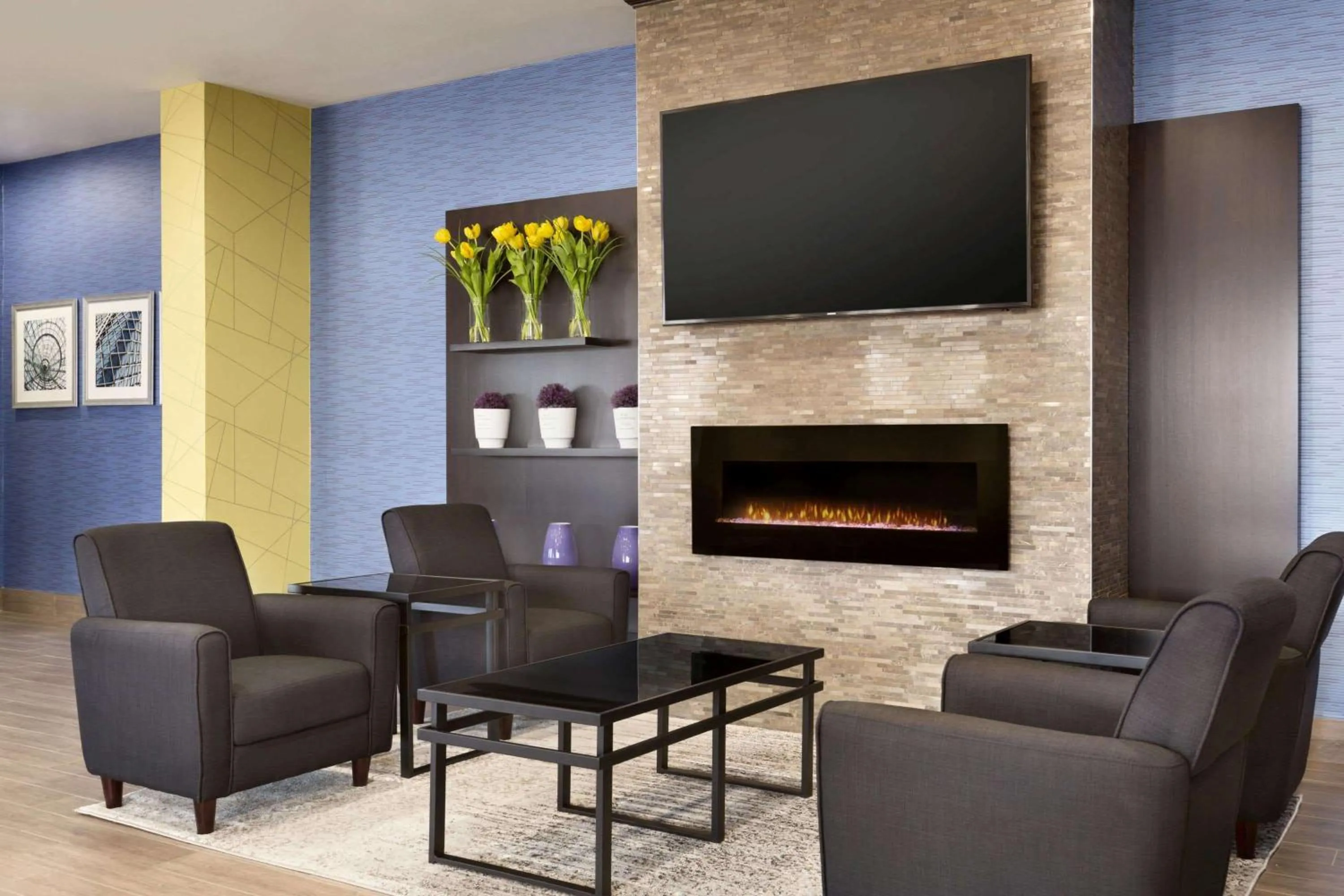 Lobby or reception, Seating Area in Travelodge by Wyndham Toronto East