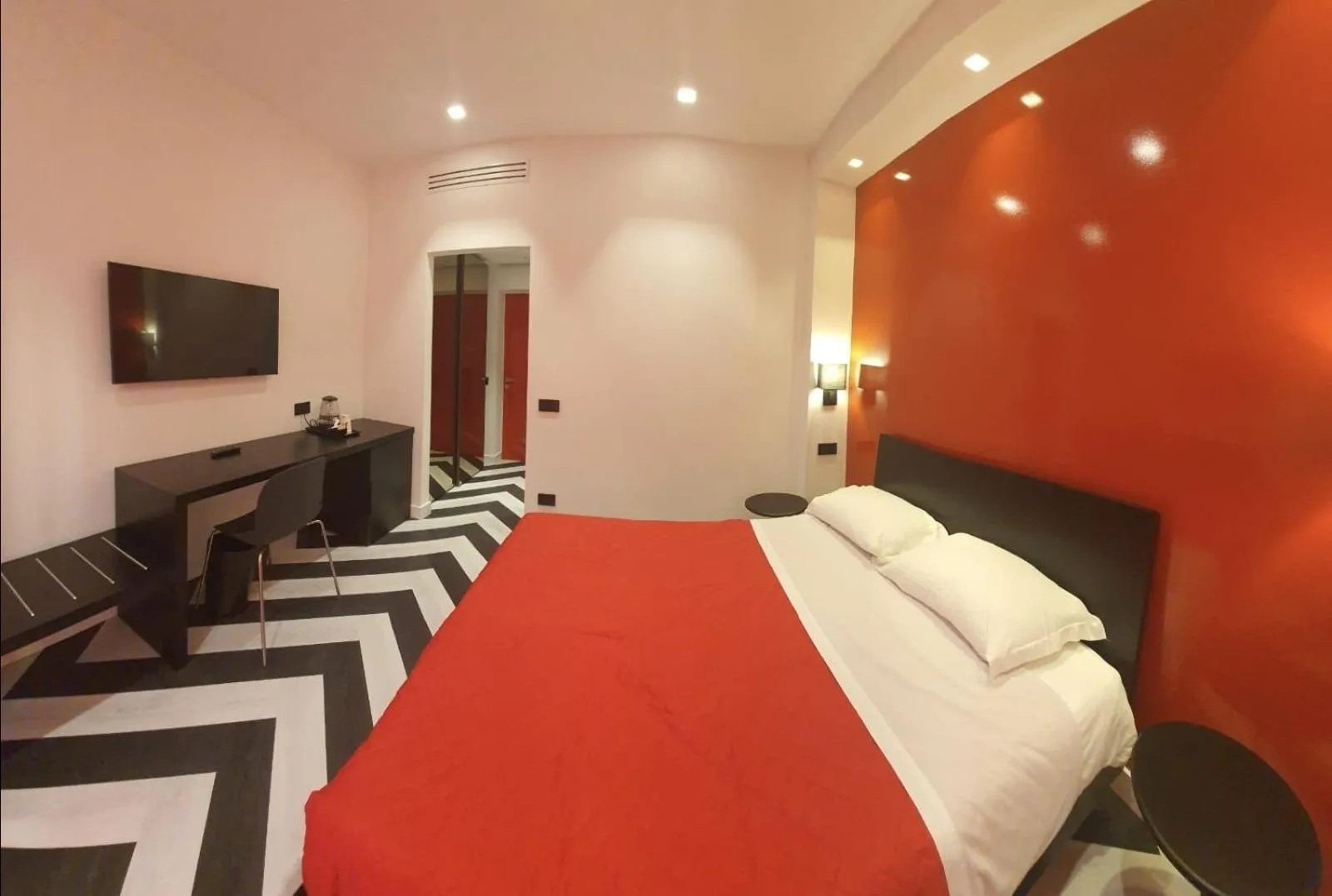 Photo of the whole room, Bed in The White Lodge