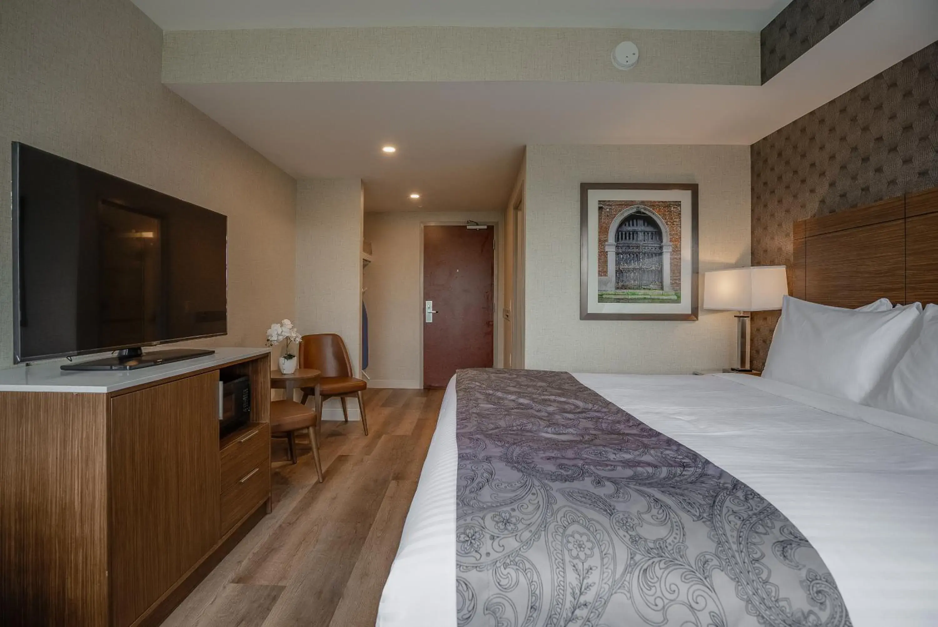 Bed in Monte Carlo Inn Oakville Suites Bed in Monte Carlo Inn Oakville Suites