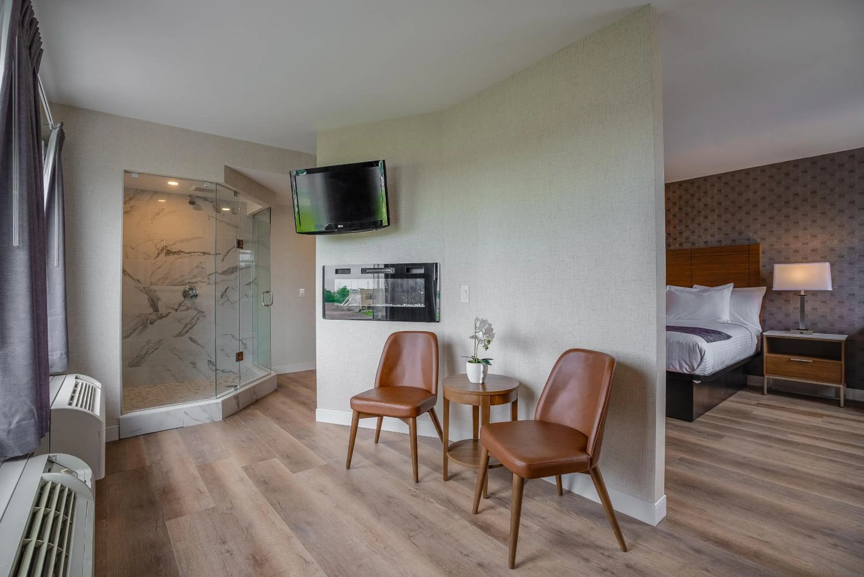 Seating area, Bed in Monte Carlo Inn Oakville Suites