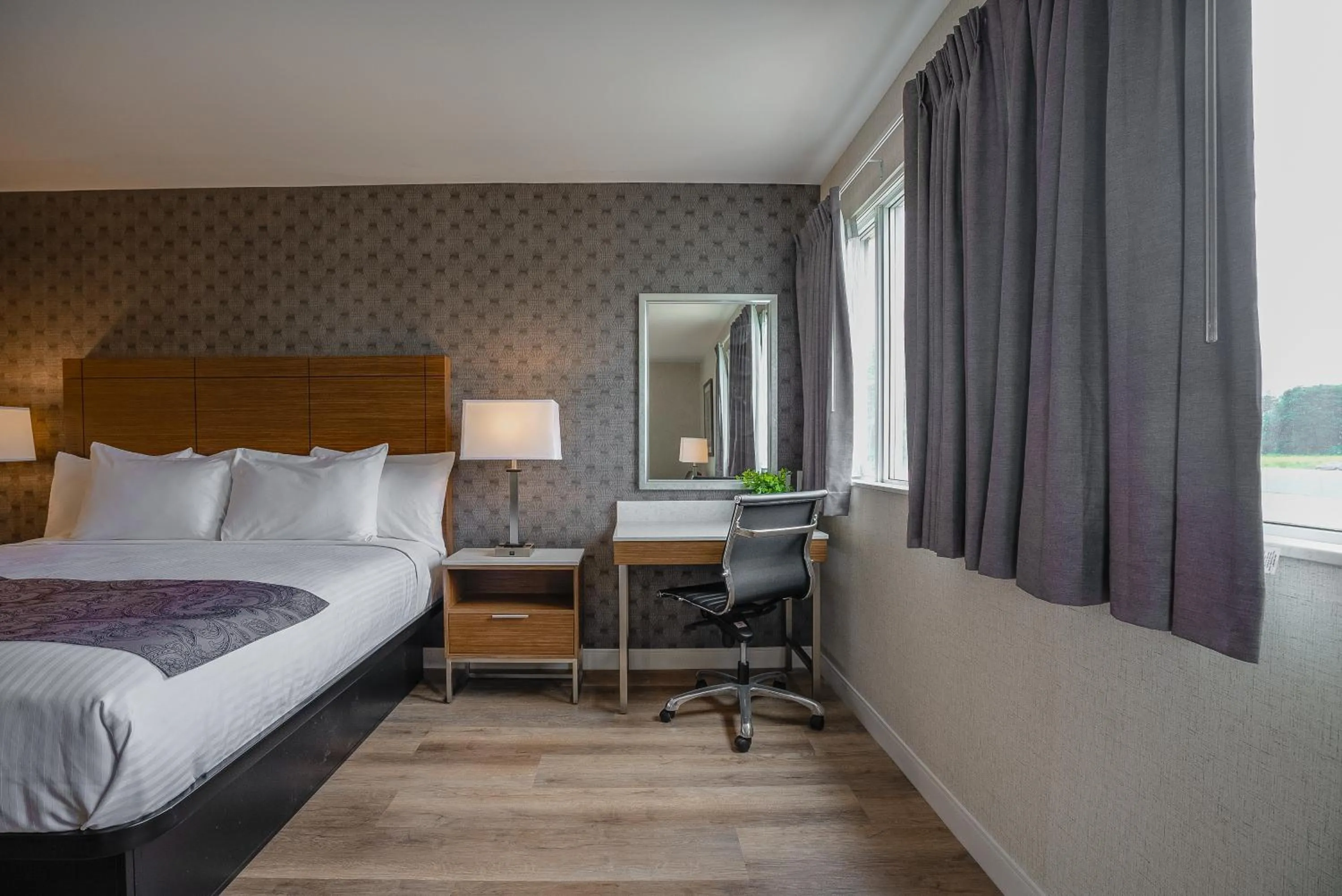 Bedroom, Bed in Monte Carlo Inn Oakville Suites