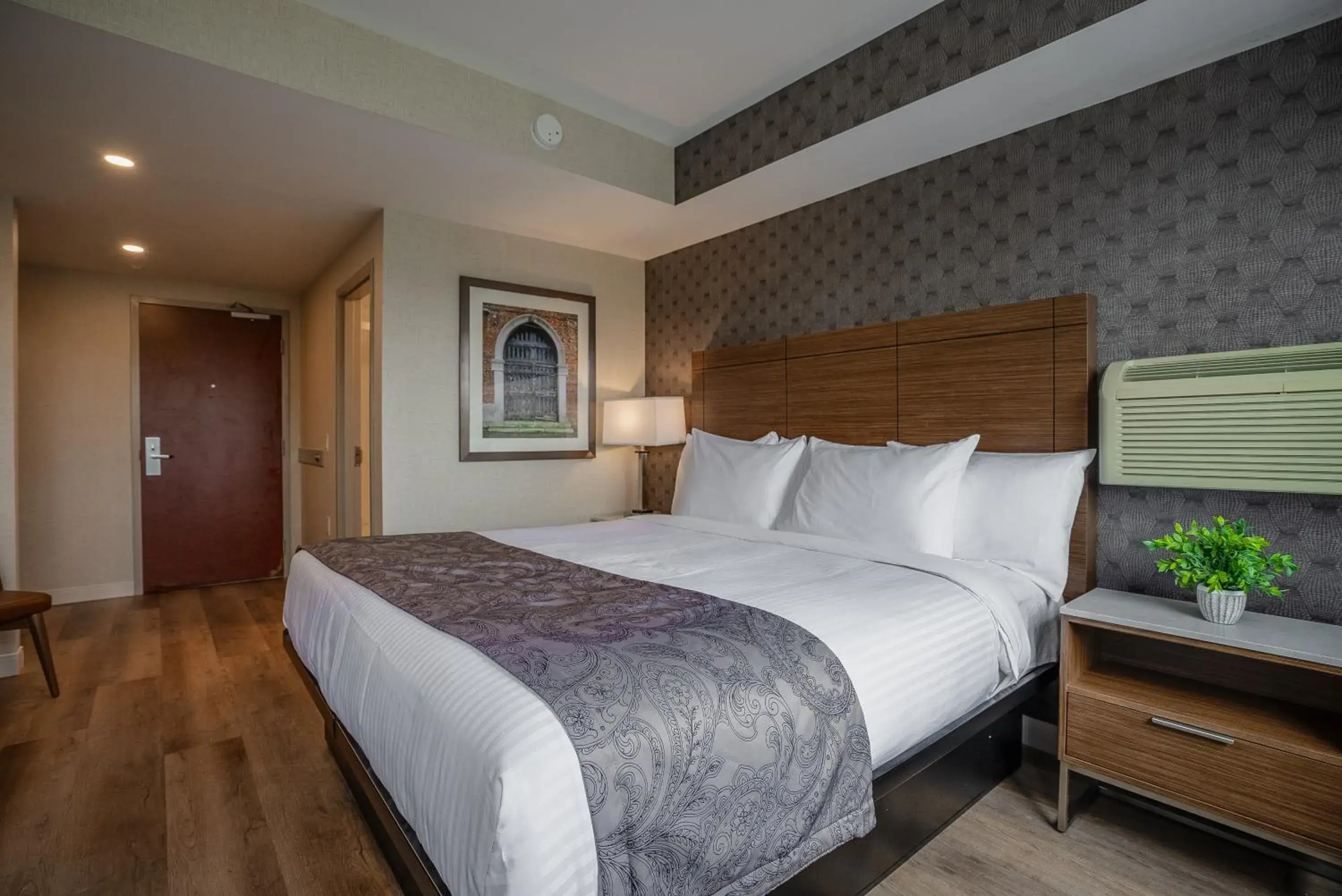 Bed in Monte Carlo Inn Oakville Suites Bed in Monte Carlo Inn Oakville Suites