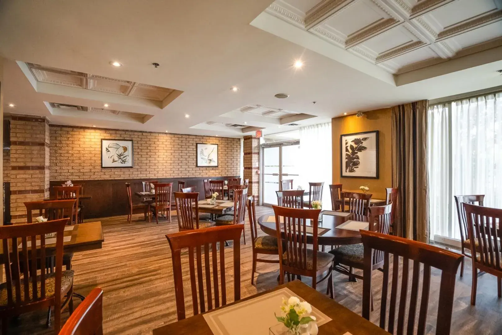 Restaurant/places to eat in Monte Carlo Inn Airport Suites Restaurant/places to eat in Monte Carlo Inn Airport Suites