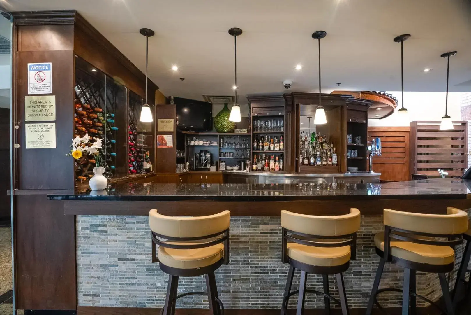 Lounge or bar in Monte Carlo Inn Airport Suites Lounge or bar in Monte Carlo Inn Airport Suites