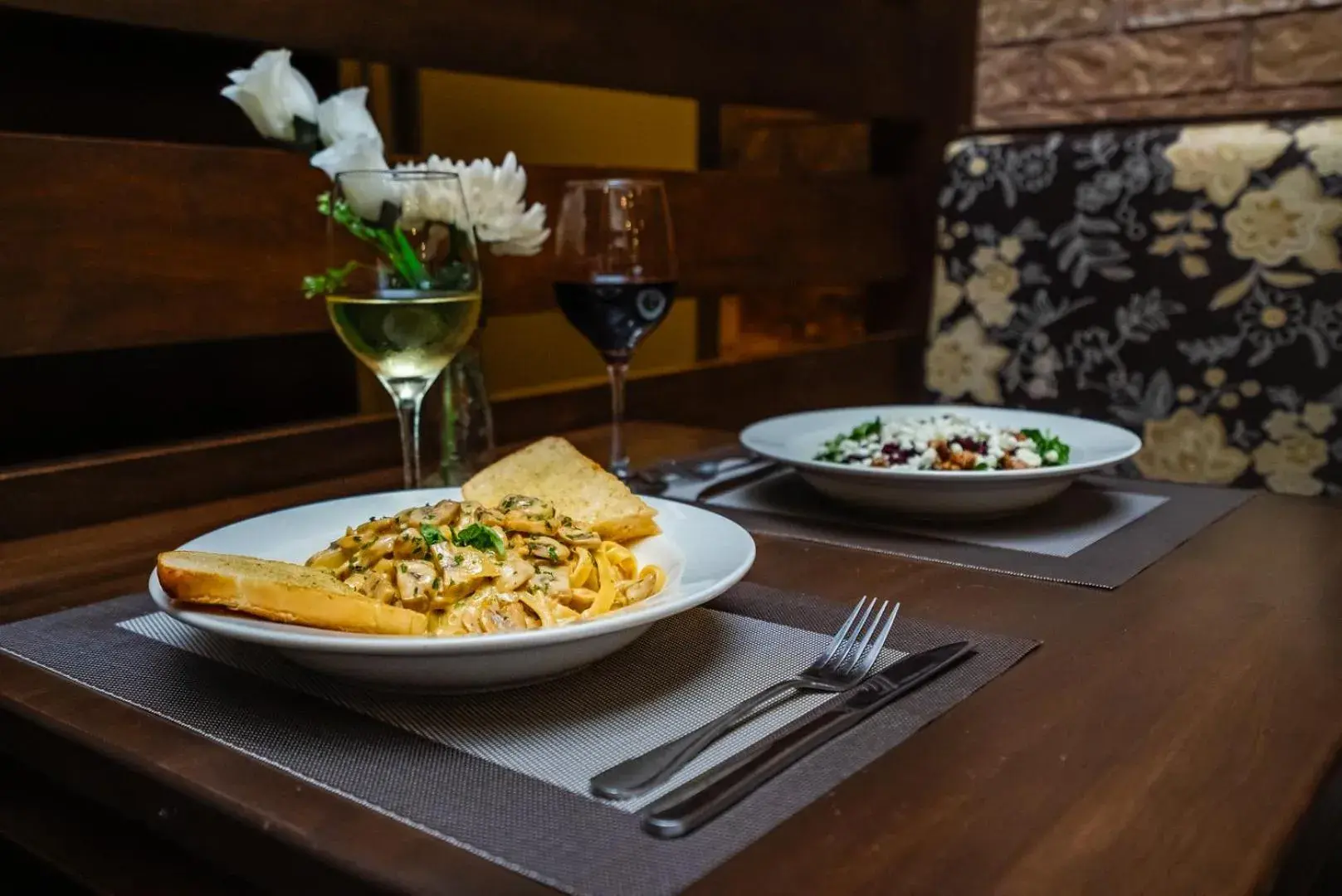 Food and drinks in Monte Carlo Inn Airport Suites Food and drinks in Monte Carlo Inn Airport Suites