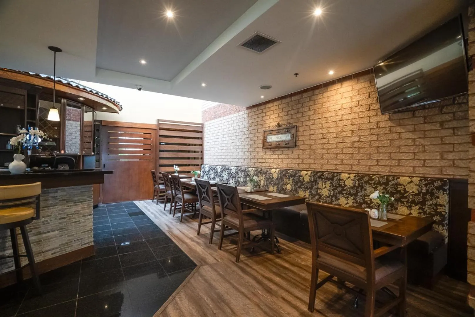 Restaurant/places to eat in Monte Carlo Inn Airport Suites